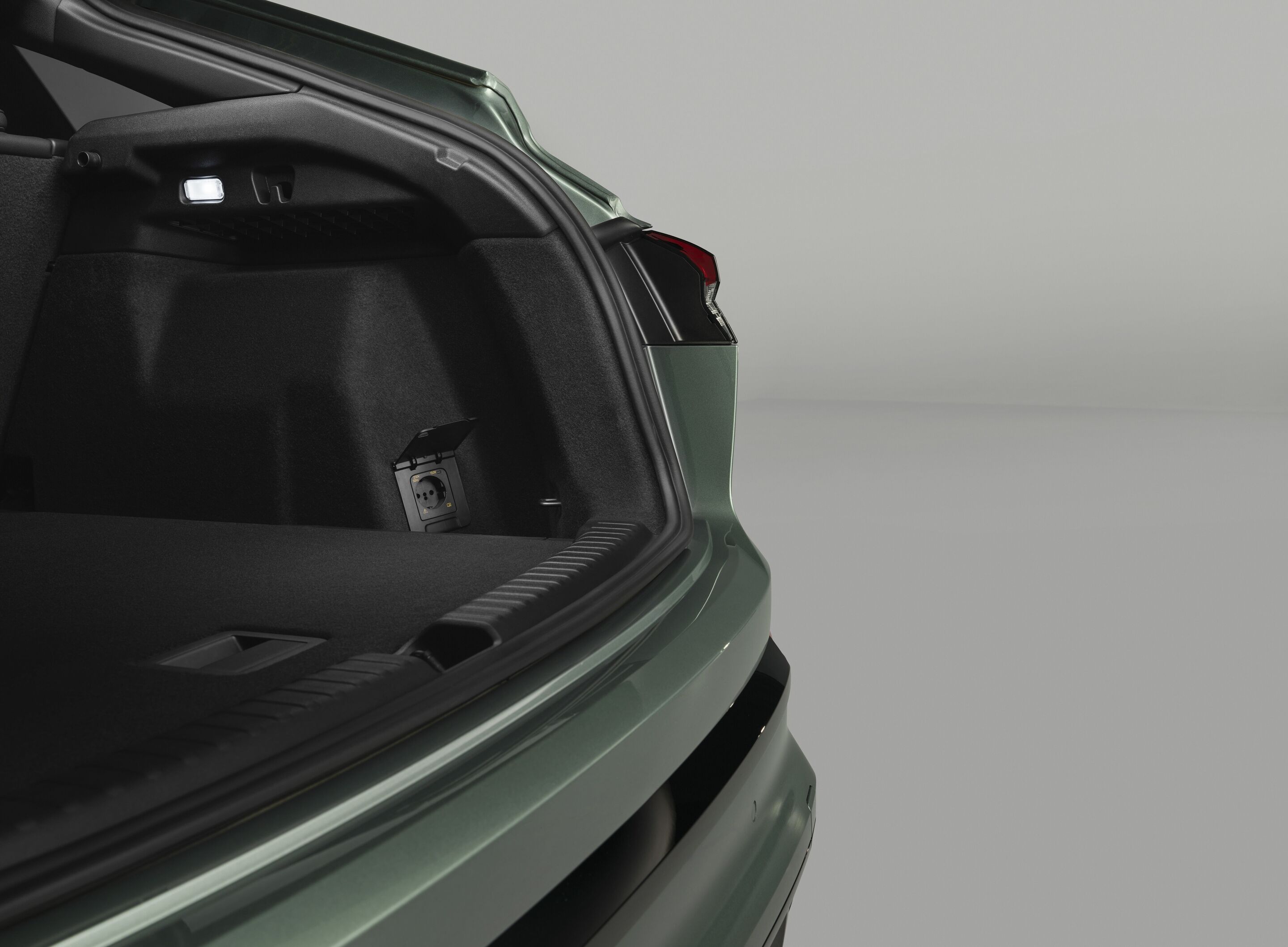 Audi Q4 Sportback e-tron - Studioaufnahme, Interieur, Steckdose Vehicle-to-Load (V2L)