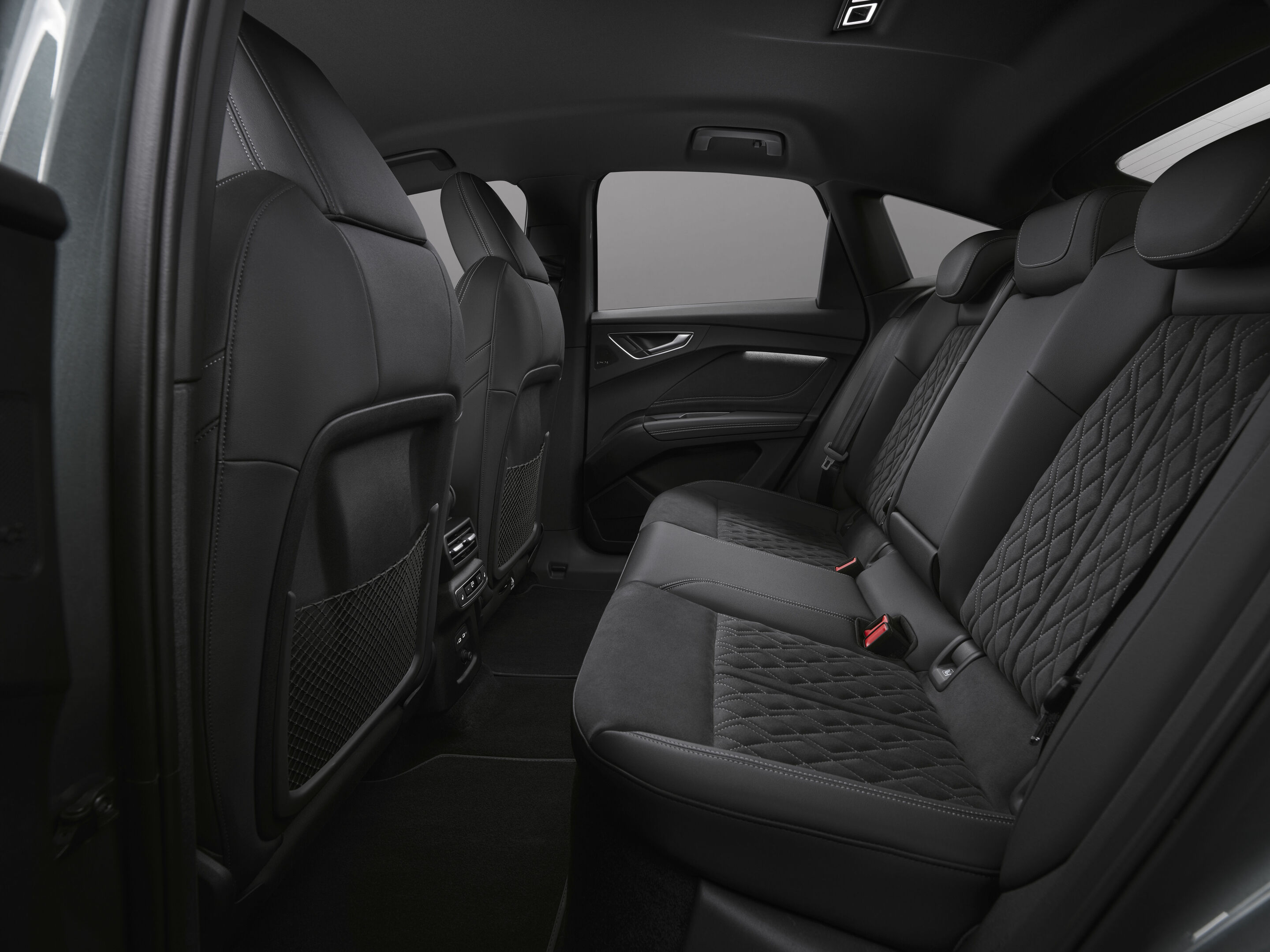 Audi Q4 Sportback e-tron - Studioaufnahme, Interieur, 2. Sitzreihe