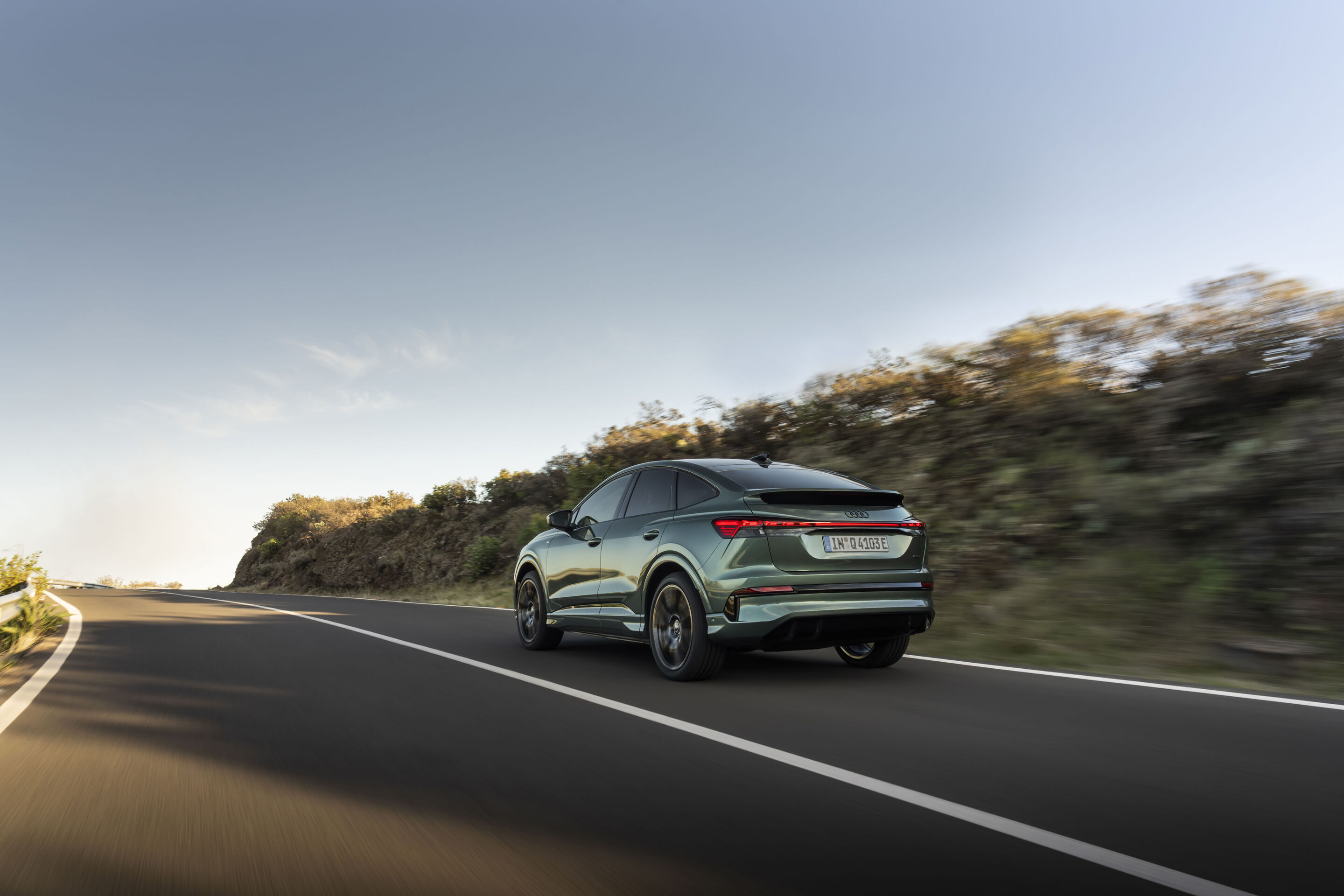 Audi Q4 Sportback e-tron - Salbeigrün Metallic, Outdoor-Fahraufnahme, Exterieur, Dreiviertelheckansicht