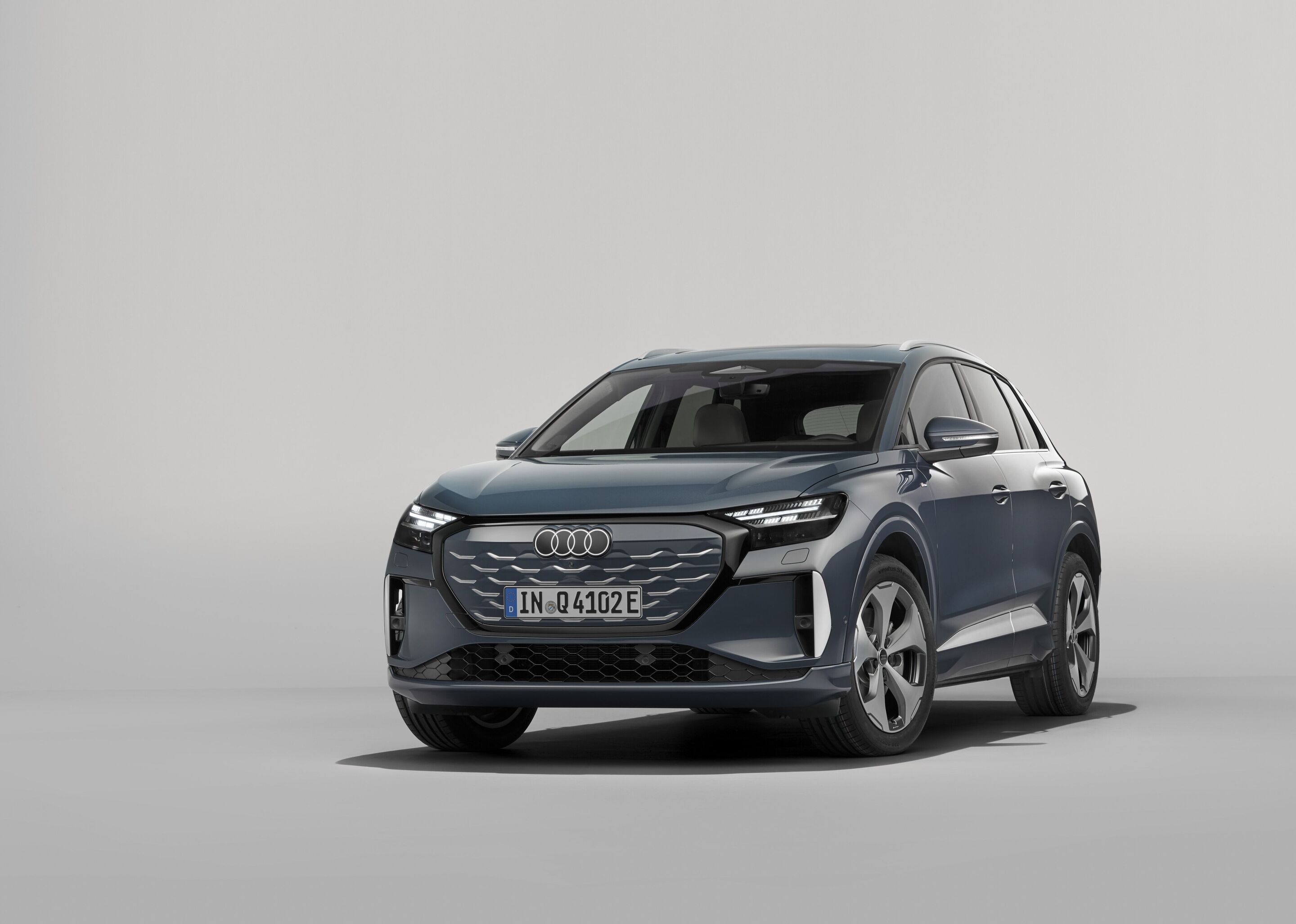 Audi Q4 SUV e-tron - Lavendelgrau, Studio-Standaufnahme, Exterieur, Dreiviertelfrontansicht