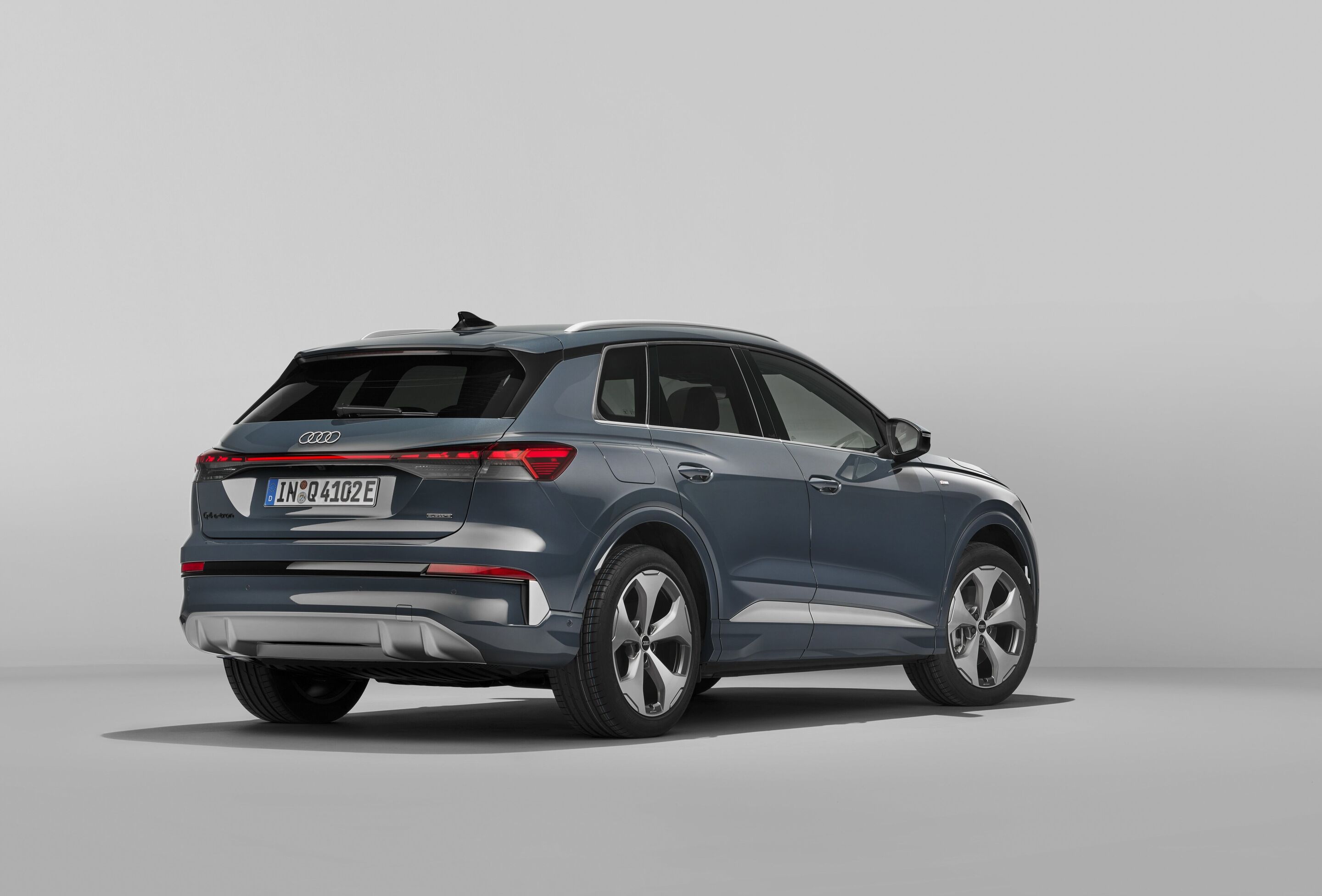 Audi Q4 SUV e-tron - Lavendelgrau, Studio-Standaufnahme, Exterieur, Dreiviertelheckansicht