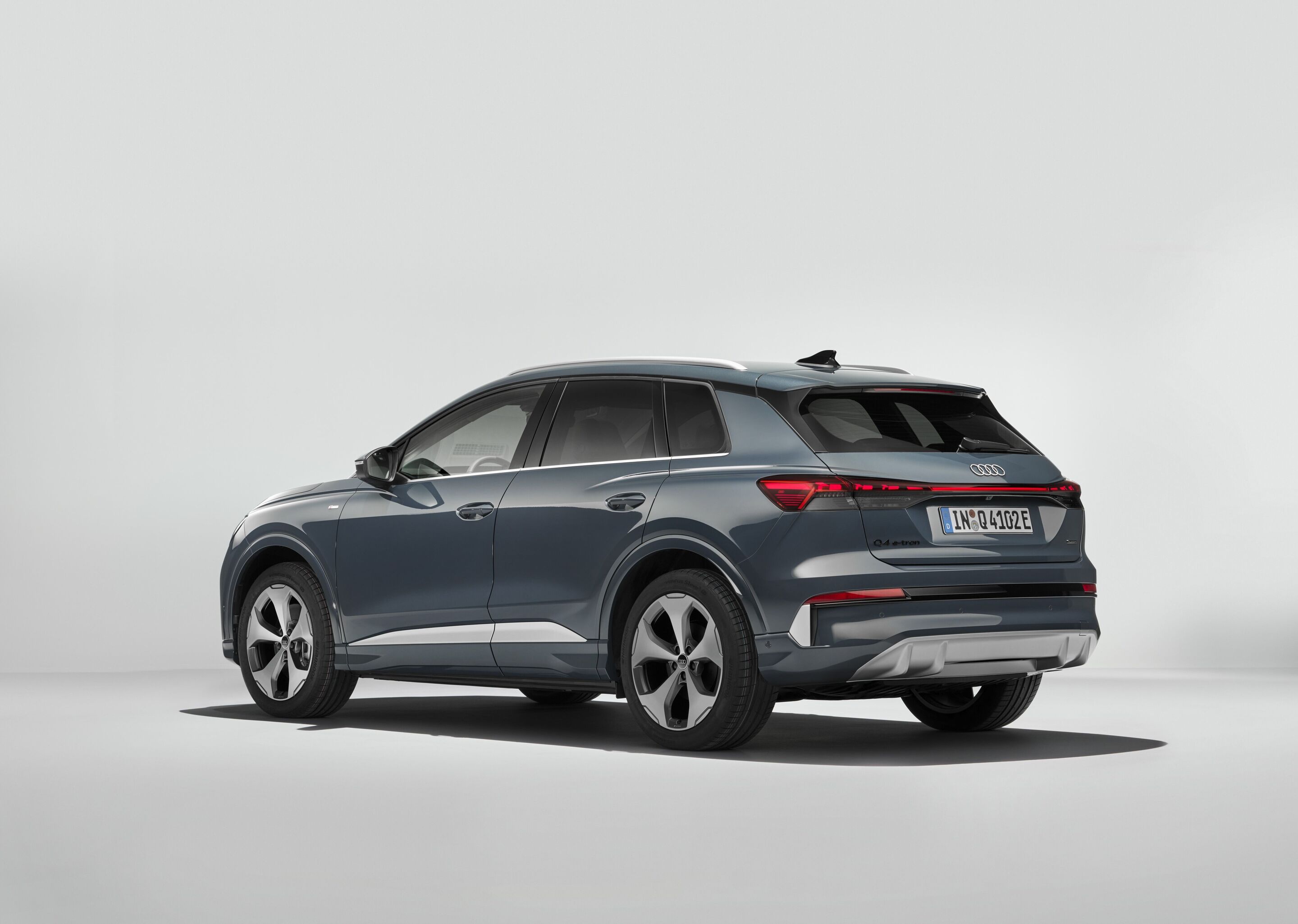 Audi Q4 SUV e-tron - Lavendelgrau, Studio-Standaufnahme, Exterieur, Dreiviertelheckansicht