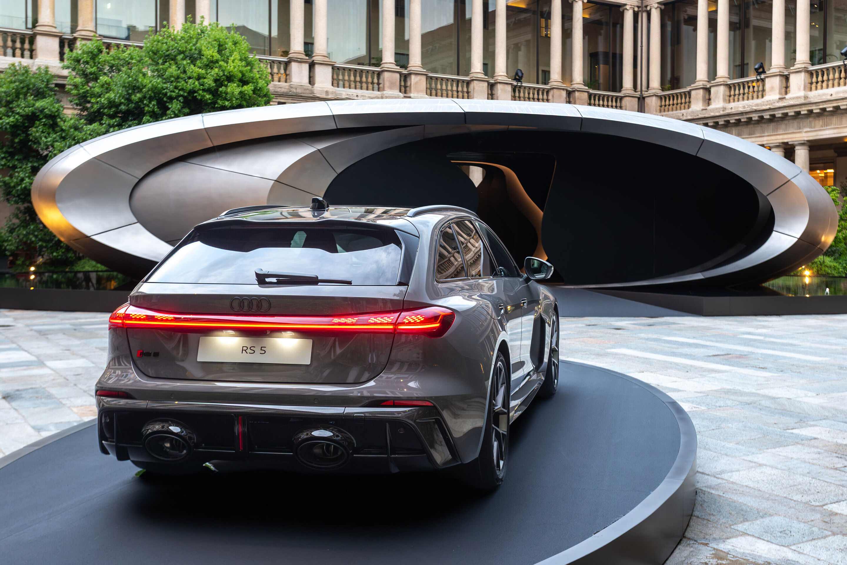 Audi auf der Milan Design Week 2026 - Heckansicht des Audi RS 5 auf einer Präsentationsfläche vor der Installation „Origin“.