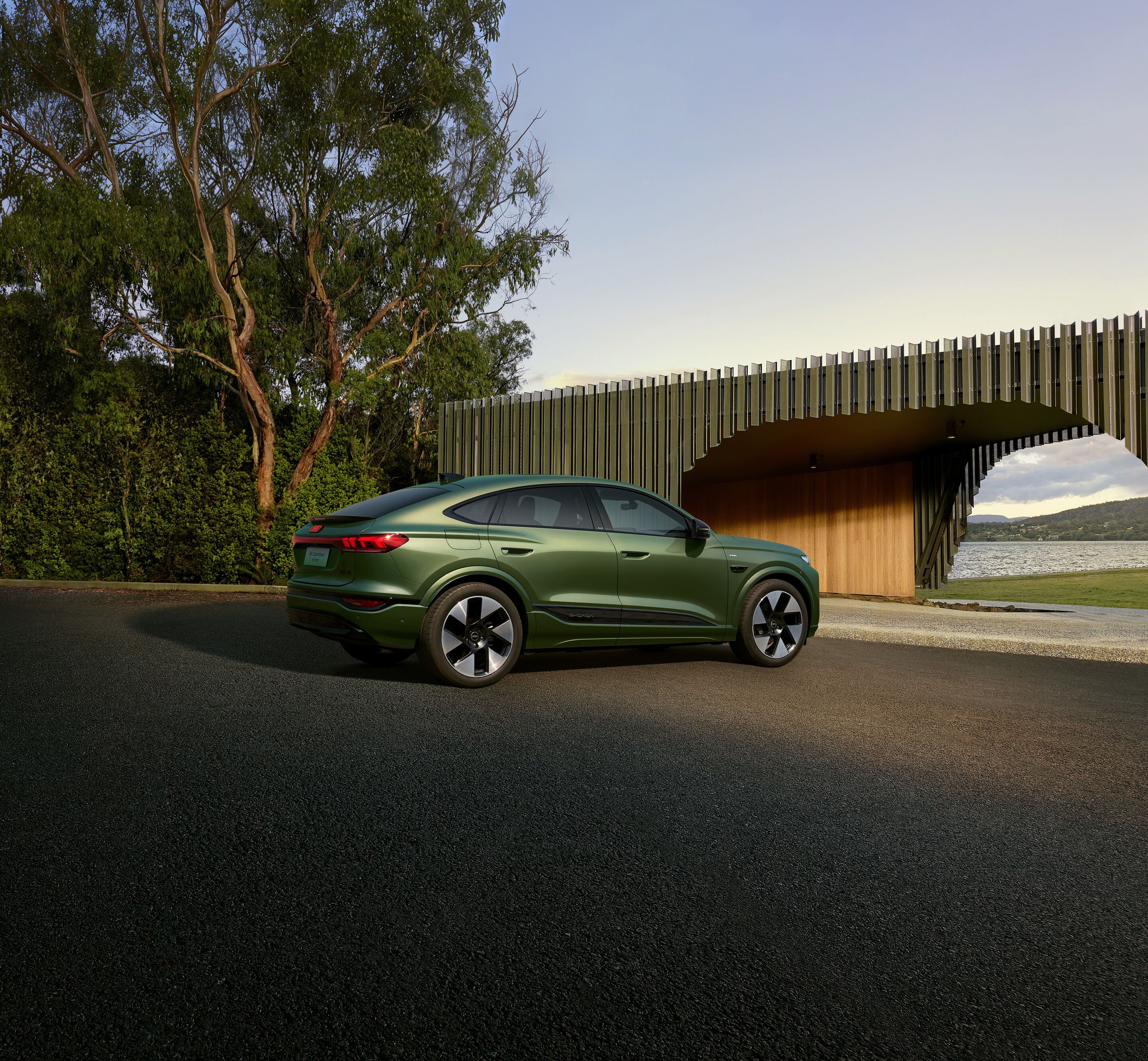 Audi auf der Auto China 2026 - Audi Q6L Sportback e-tron, Outdoor-Standaufnahme, Exterieur, Dreiviertelheckansicht vor landschaftlicher Kulisse