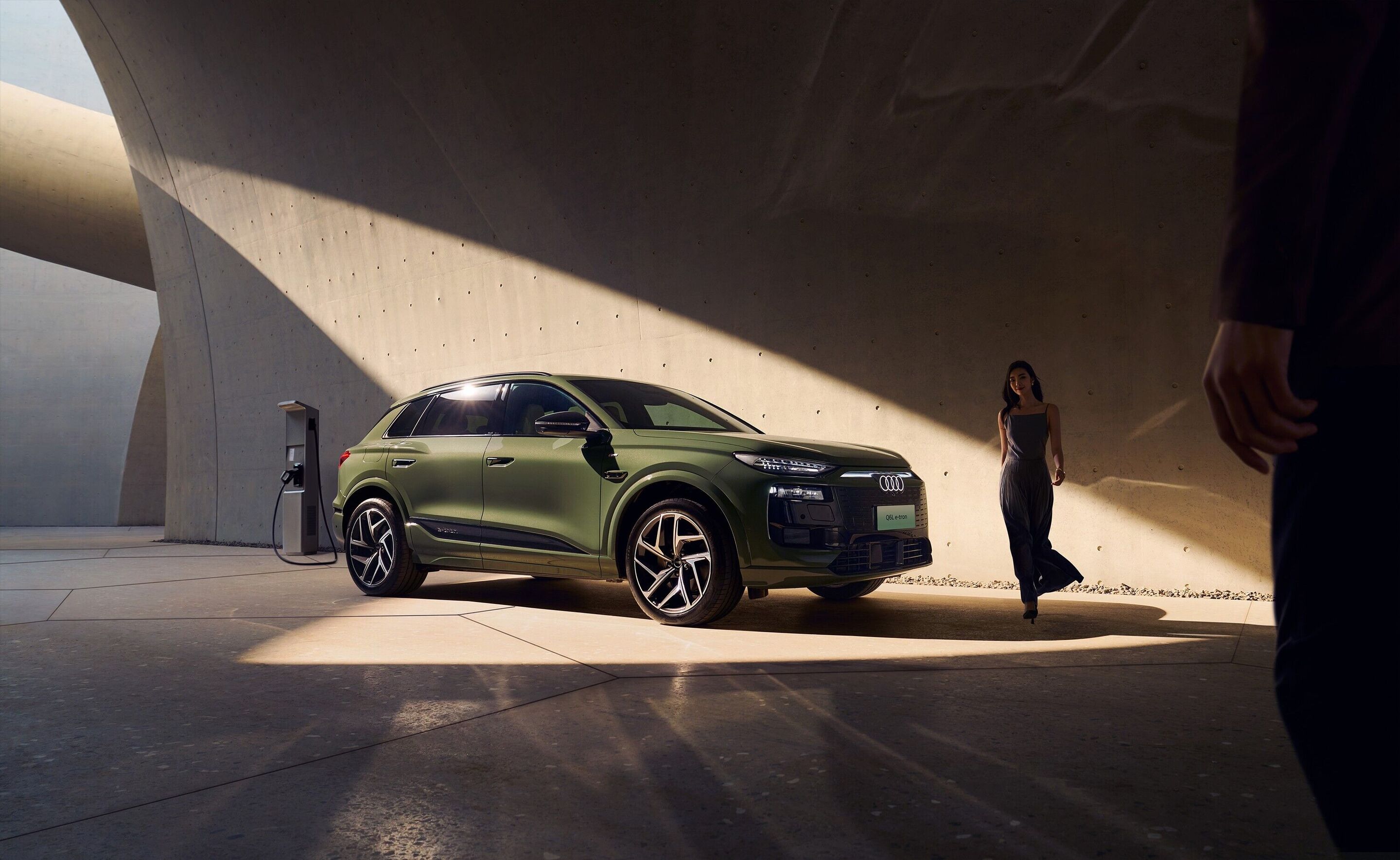 Audi auf der Auto China - Audi Q6L e-tron, Outdoor-Standaufnahme, Exterieur, Dreiviertelfrontansicht mit Ladeinfrastruktur