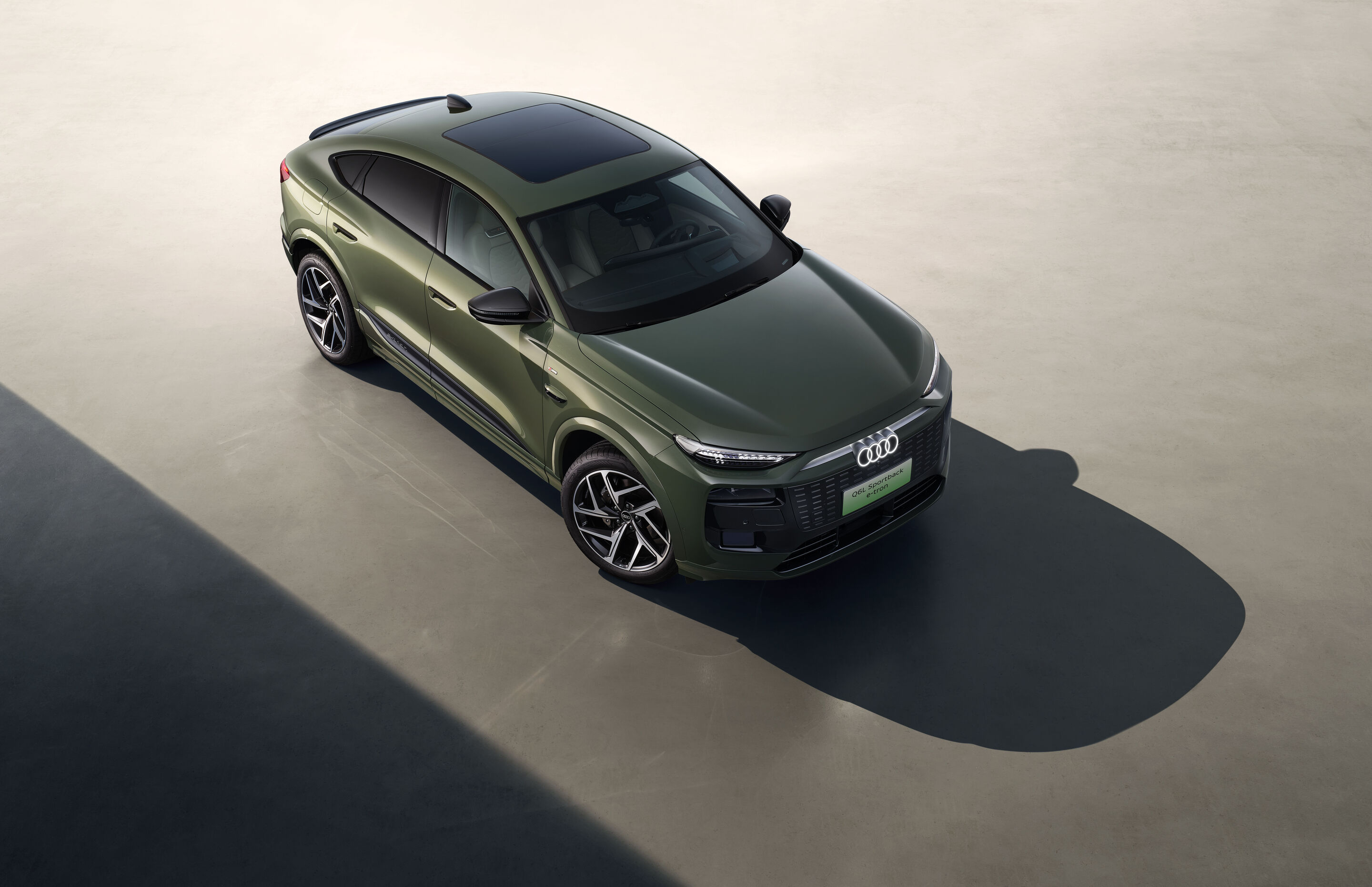 Audi auf der Auto China 2026 - Audi Q6L Sportback e-tron, Studio-Standaufnahme, Exterieur, erhöhte Draufsicht mit Fokus auf Dachlinie