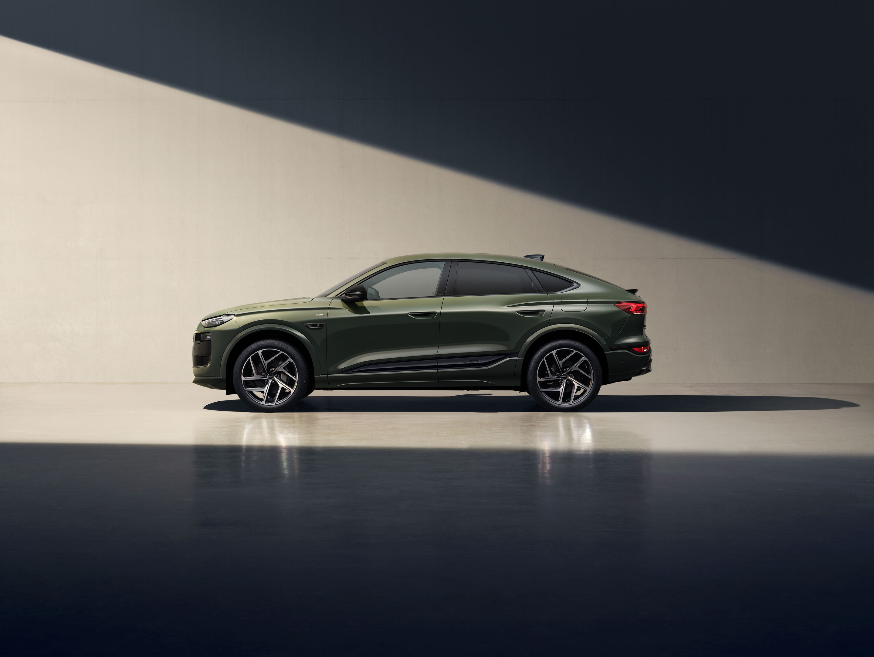 Audi auf der Auto China 2026 - Audi Q6L Sportback e-tron, Studio-Standaufnahme, Exterieur, Seitenansicht mit Licht-Schatten-Inszenierung