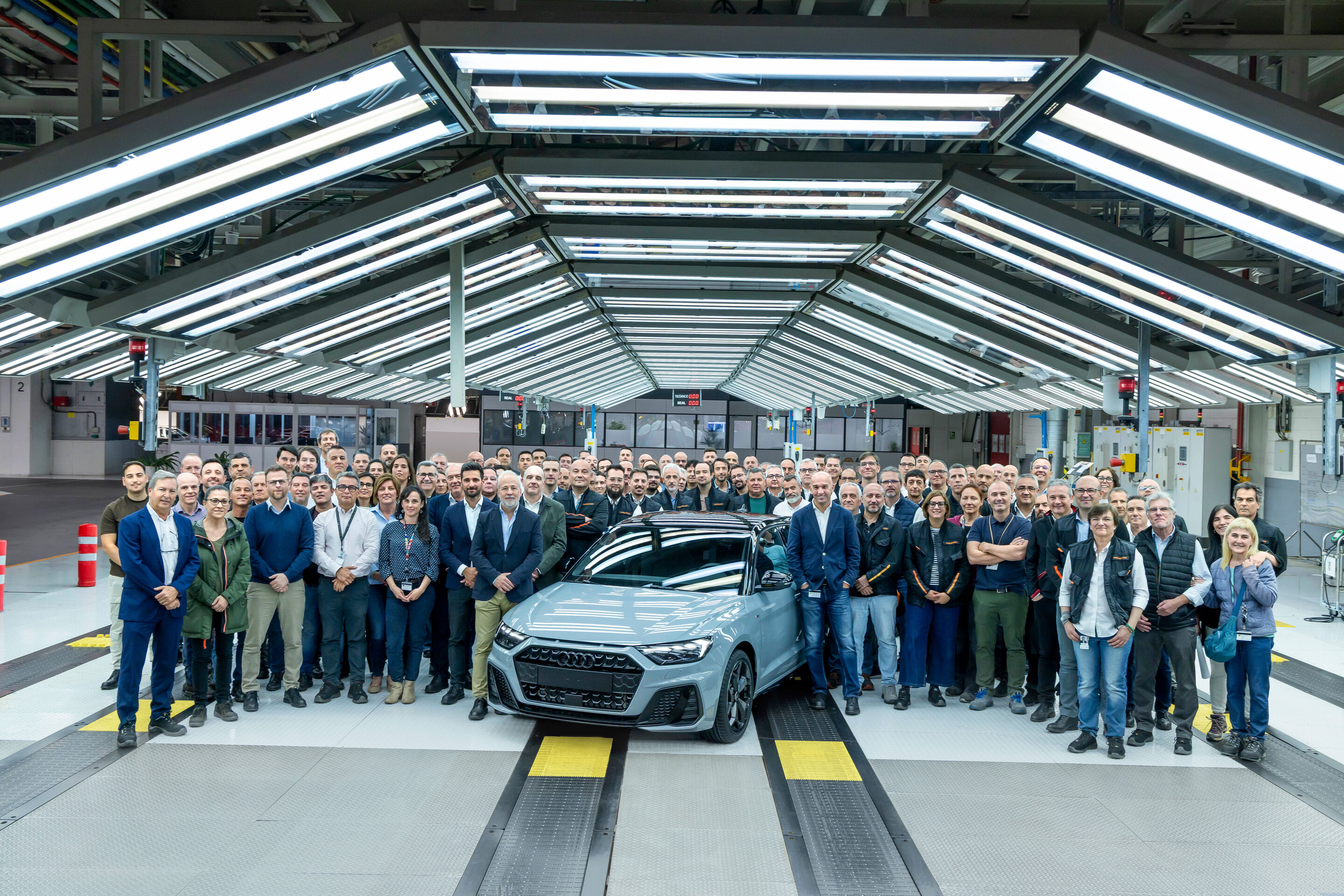 Audi strengthens production network - Employees gather around the Audi A1 at the end of production at the assembly site in Martorell (Spain).