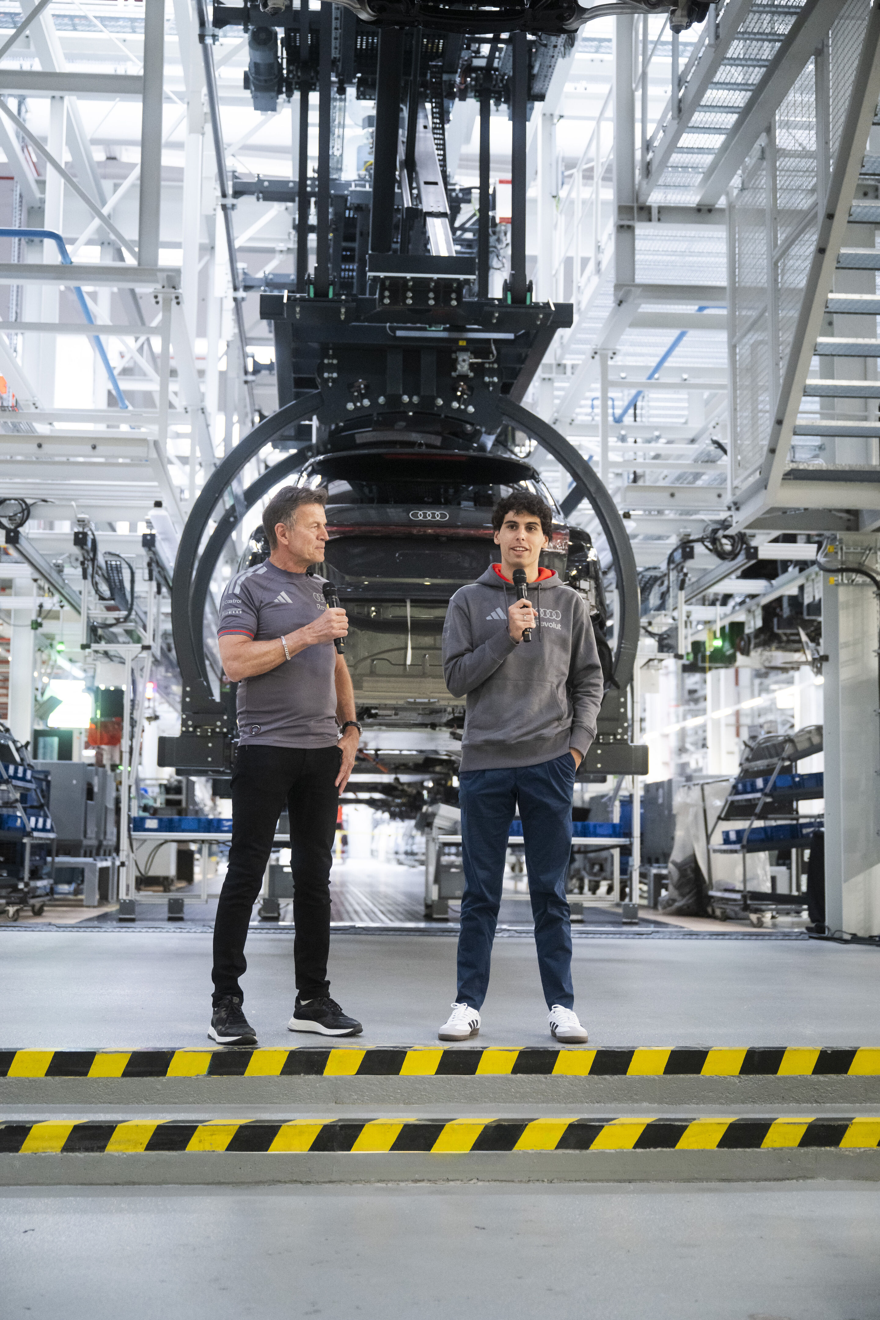 Gabriel Bortoleto besucht Audi in Ingolstadt - Wolfgang Rother im Gespräch mit Gabriel Bortoleto in der Audi Produktion in Ingolstadt