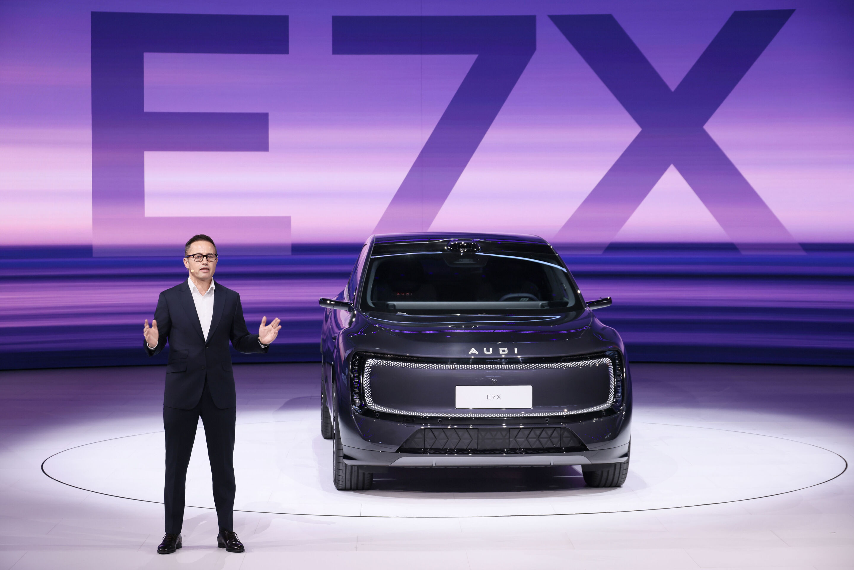 Audi auf der Auto China 2026 - Fermín Soneira, CEO des Kooperationsprojekts zwischen Audi und SAIC, präsentiert den AUDI E7X.