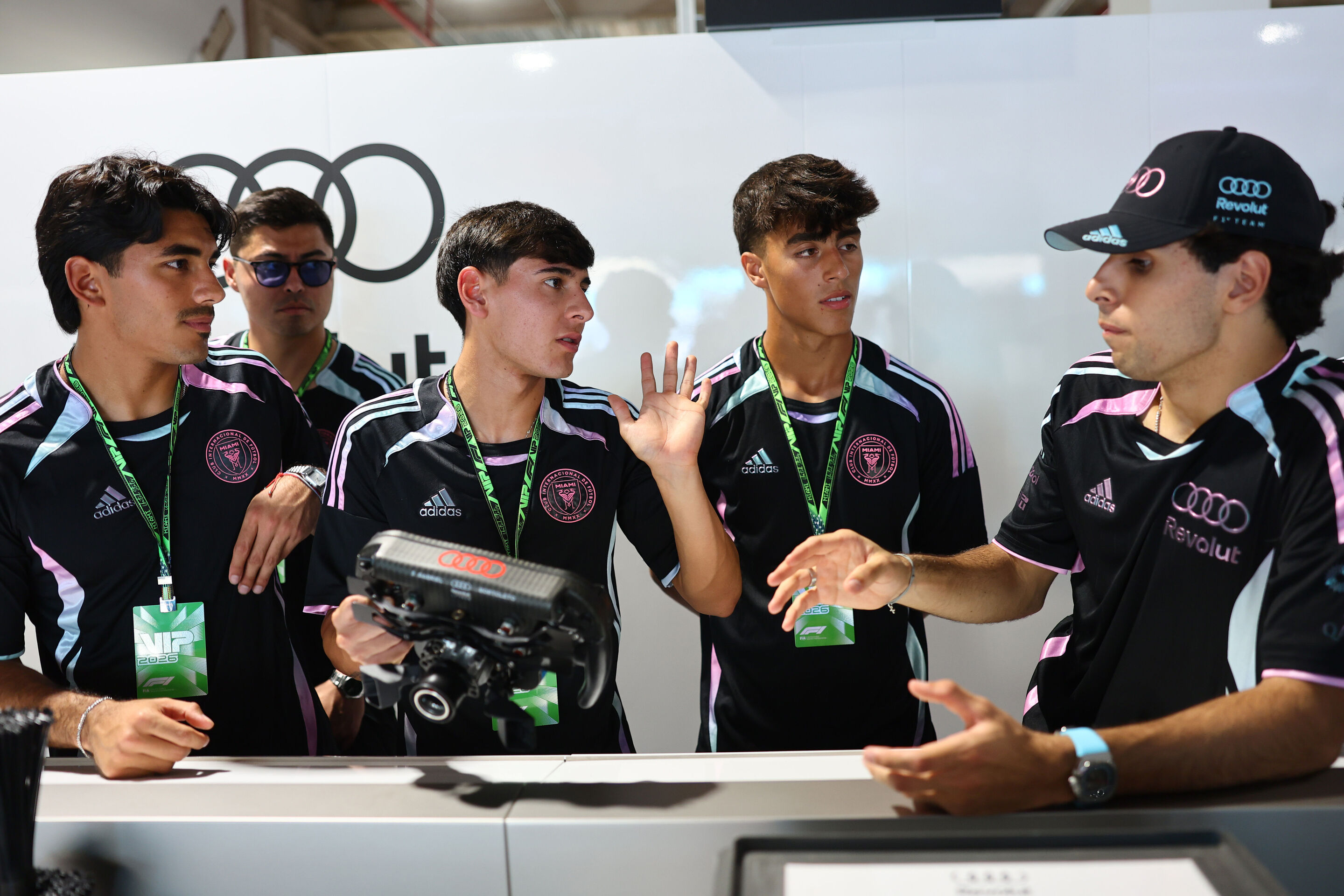 Audi Revolut F1 Team: Grand Prix von Miami - Inter Miami besucht das Audi Revolut F1 Team, Gabriel Borotoleto