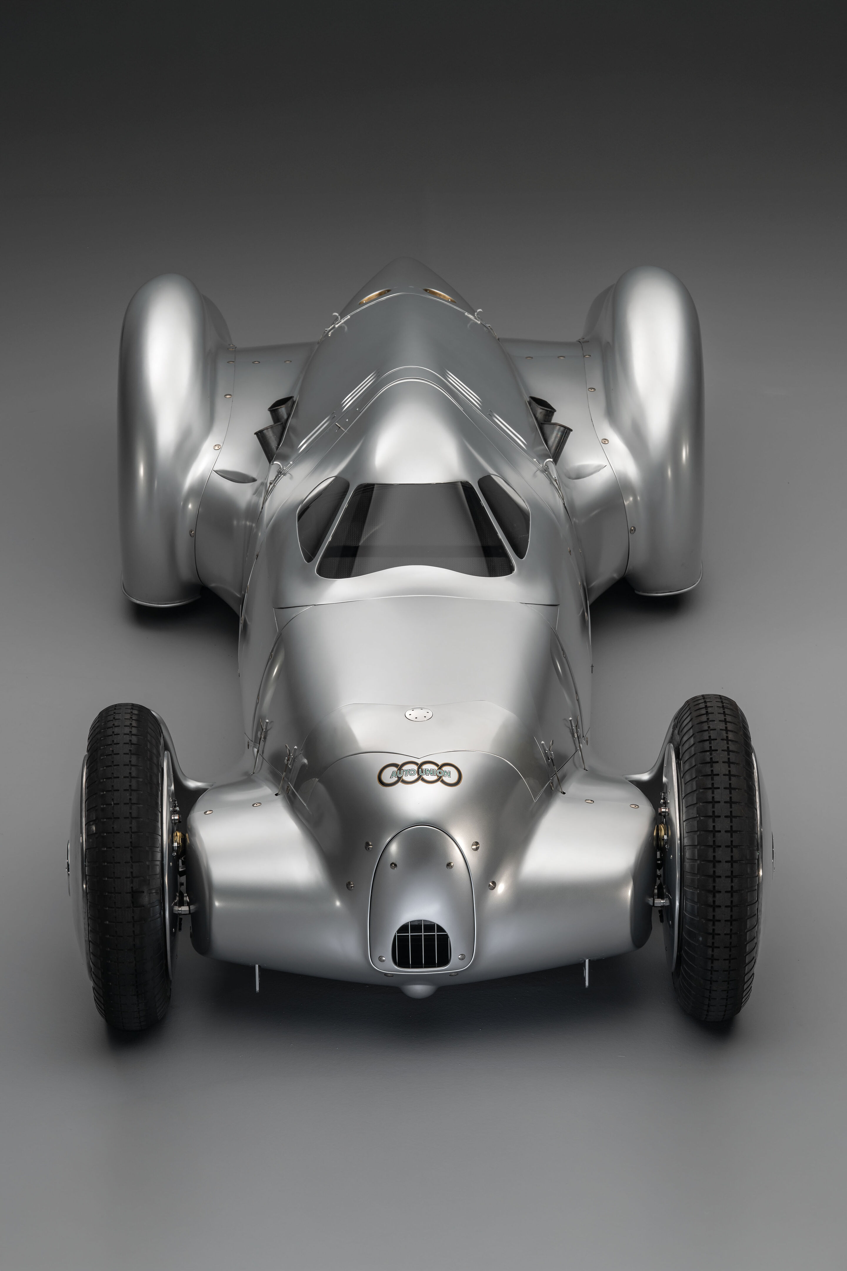 Auto Union Lucca - Audi hat den Auto Union Lucca aufbauen lassen. Nach gut dreijähriger Bauzeit wurde der Rekordwagen Anfang 2026 fertiggestellt. Studioaufnahme. Frontpartie.