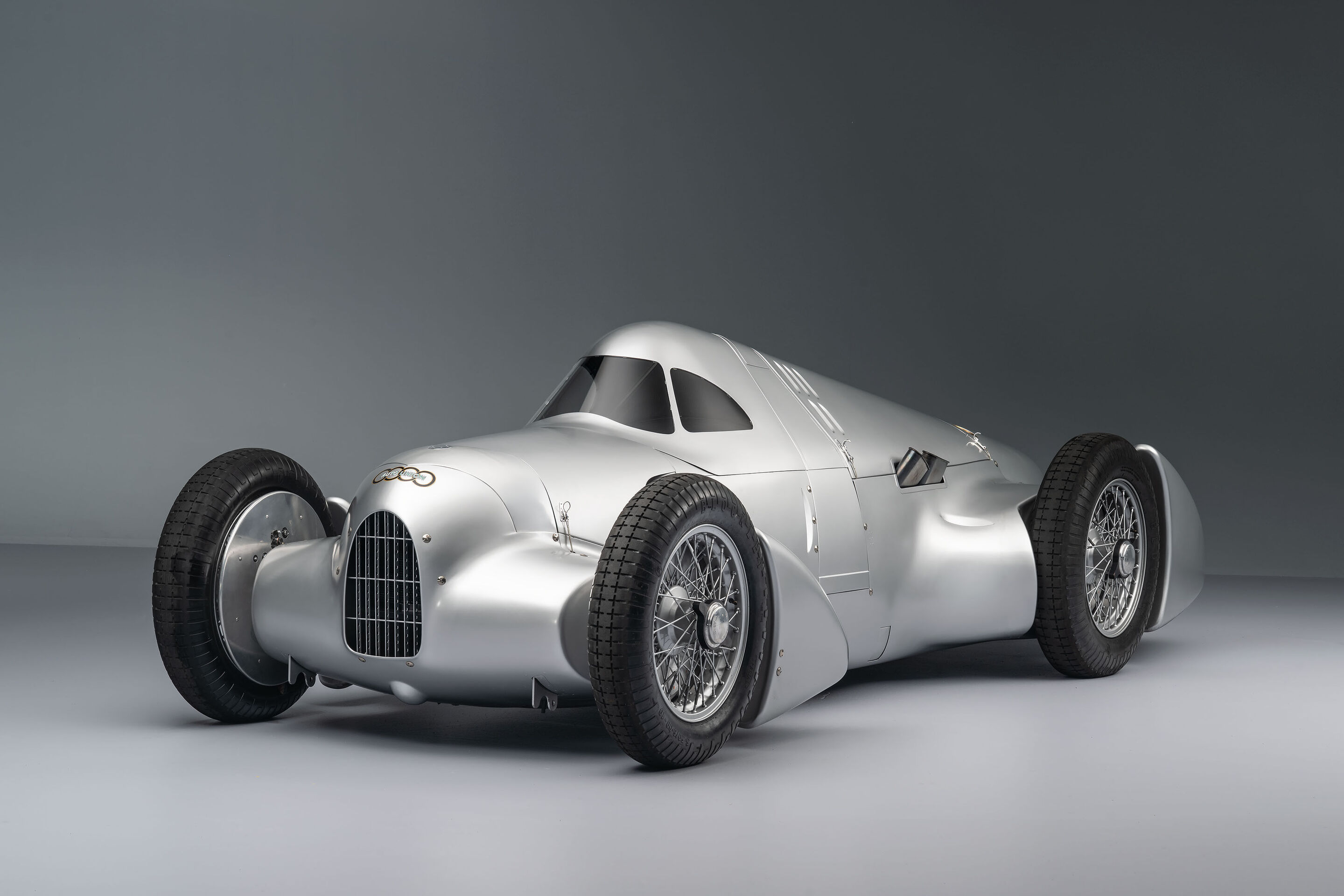 Auto Union Lucca - Audi hat den Auto Union Lucca aufbauen lassen. Nach gut dreijähriger Bauzeit wurde der Rekordwagen Anfang 2026 fertiggestellt. Studioaufnahme der Avus-Konfiguration des Wagens. Seitenansicht.