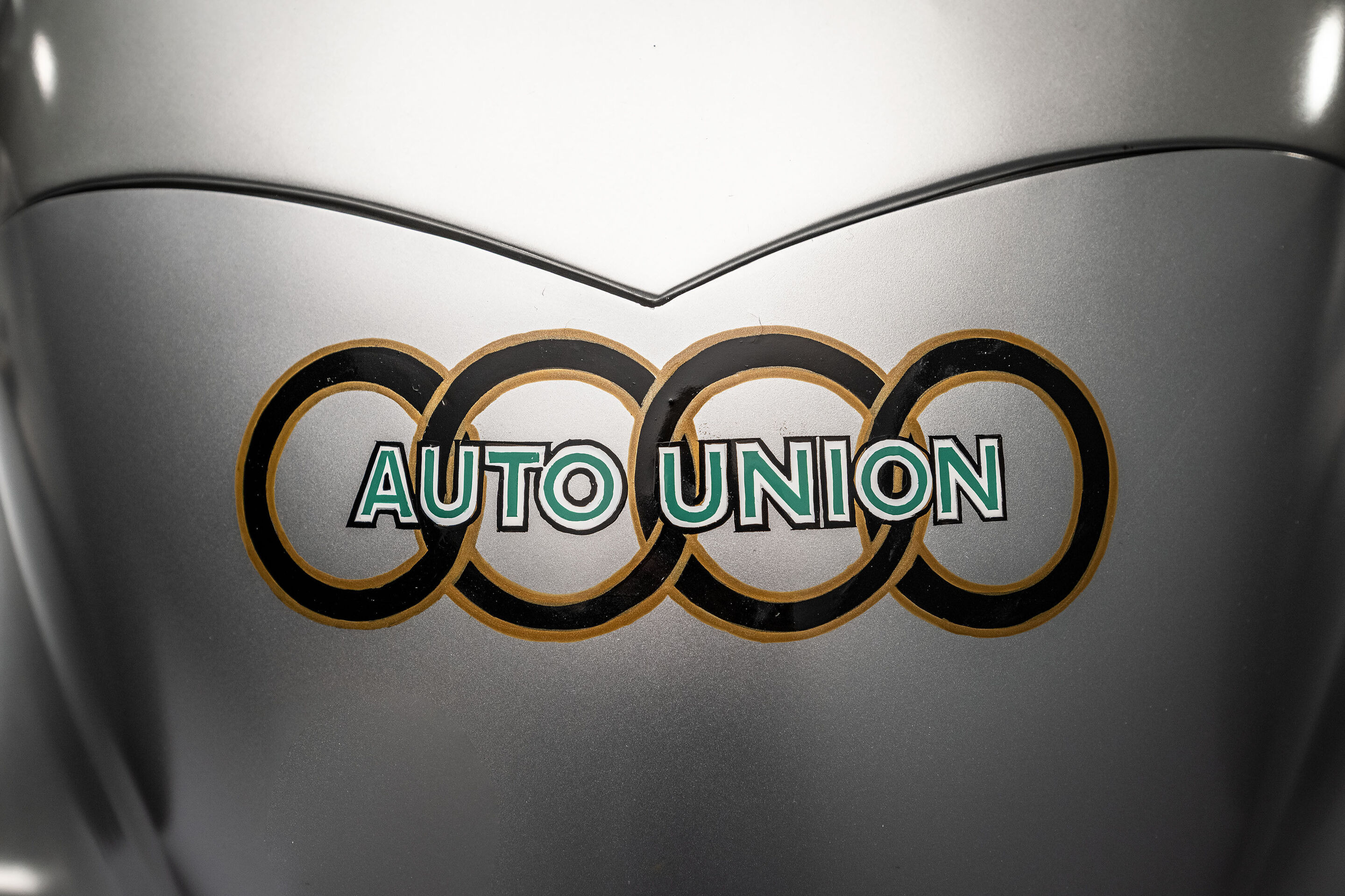 Auto Union Lucca - Audi hat den Auto Union Lucca aufbauen lassen. Nach gut dreijähriger Bauzeit wurde der Rekordwagen Anfang 2026 fertiggestellt. Detailaufnahme Auto Union Logo der Auto Union Rennsportfahrzeuge der 1930er Jahre.