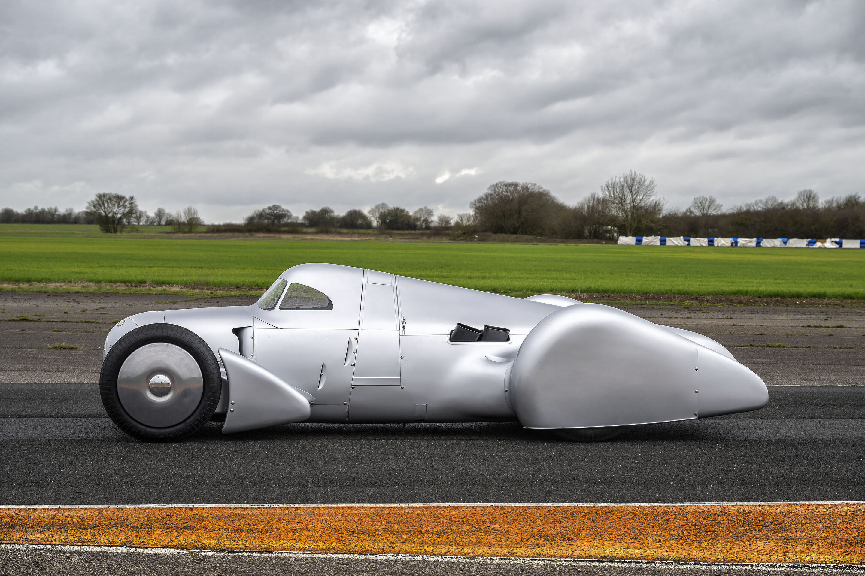 Auto Union Lucca - Audi hat den Auto Union Lucca aufbauen lassen. Nach gut dreijähriger Bauzeit wurde der Rekordwagen Anfang 2026 fertiggestellt. Fahraufnahme beim ersten Roll-out. Seitenansicht.