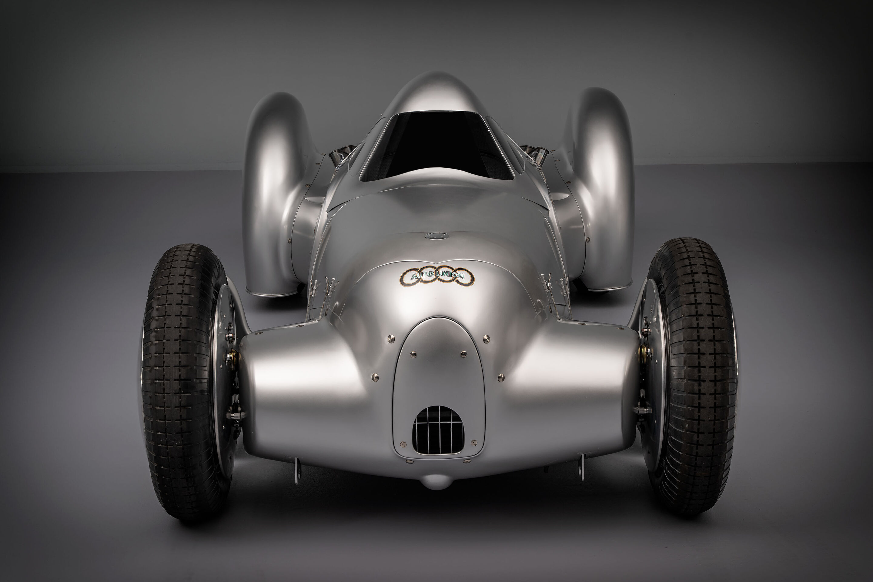 Auto Union Lucca - Audi hat den Auto Union Lucca aufbauen lassen. Nach gut dreijähriger Bauzeit wurde der Rekordwagen Anfang 2026 fertiggestellt. Studioaufnahme. Frontpartie.
