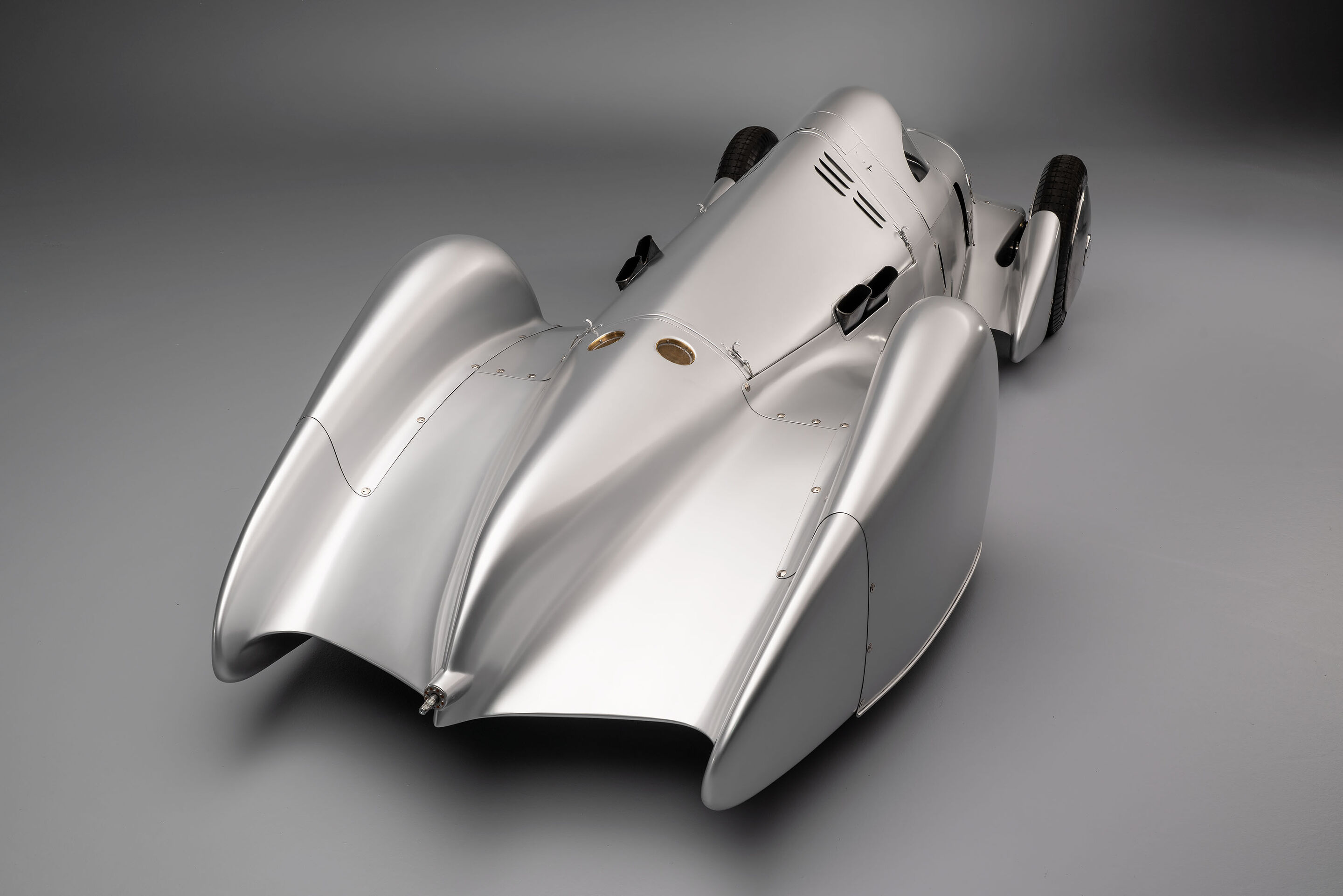 Auto Union Lucca - Audi hat den Auto Union Lucca aufbauen lassen. Nach gut dreijähriger Bauzeit wurde der Rekordwagen Anfang 2026 fertiggestellt. Studioaufnahme. Heckansicht.