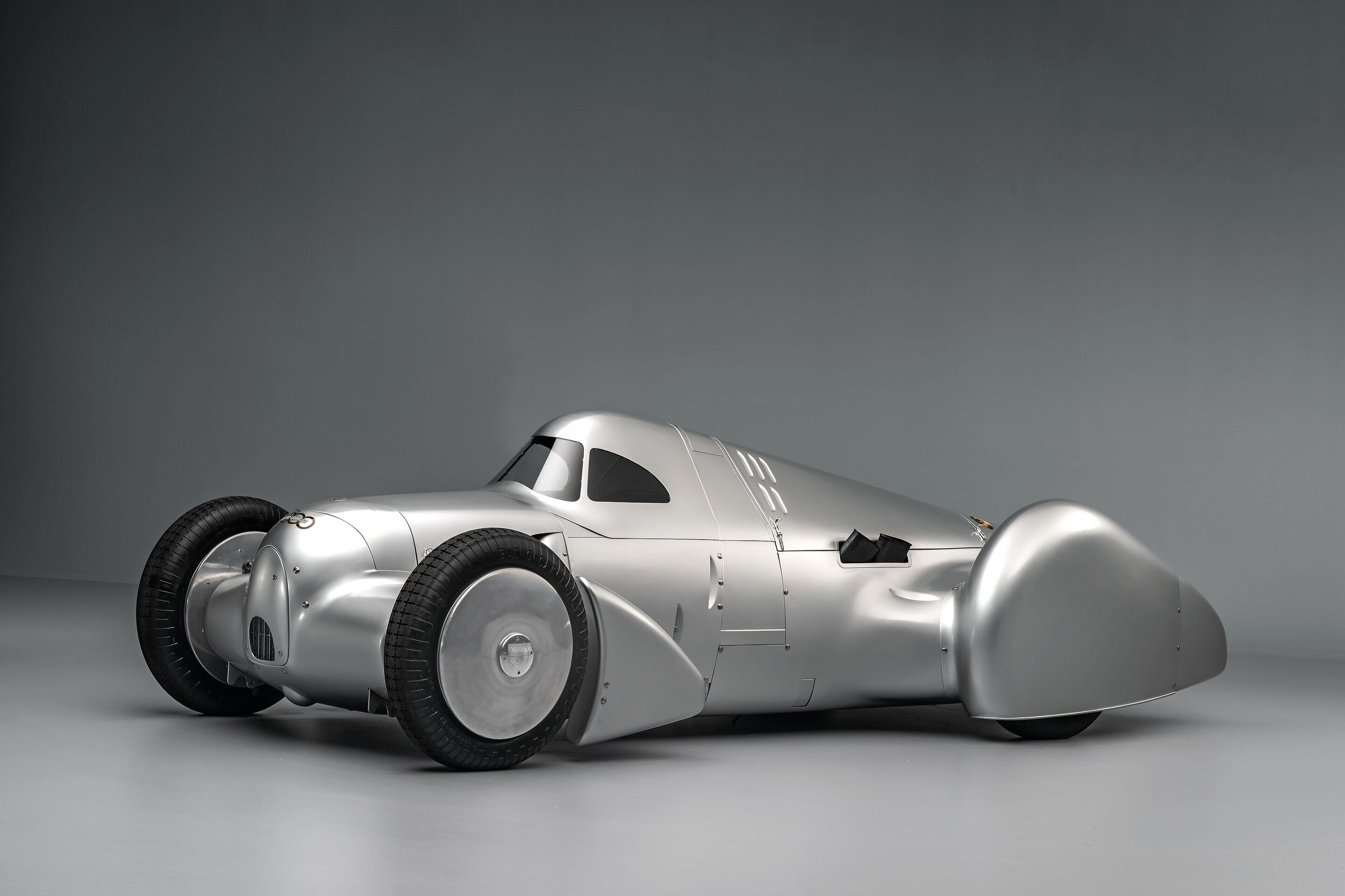 Auto Union Lucca - Audi hat den Auto Union Lucca aufbauen lassen. Nach gut dreijähriger Bauzeit wurde der Rekordwagen Anfang 2026 fertiggestellt. Studioaufnahme. Seitenansicht.