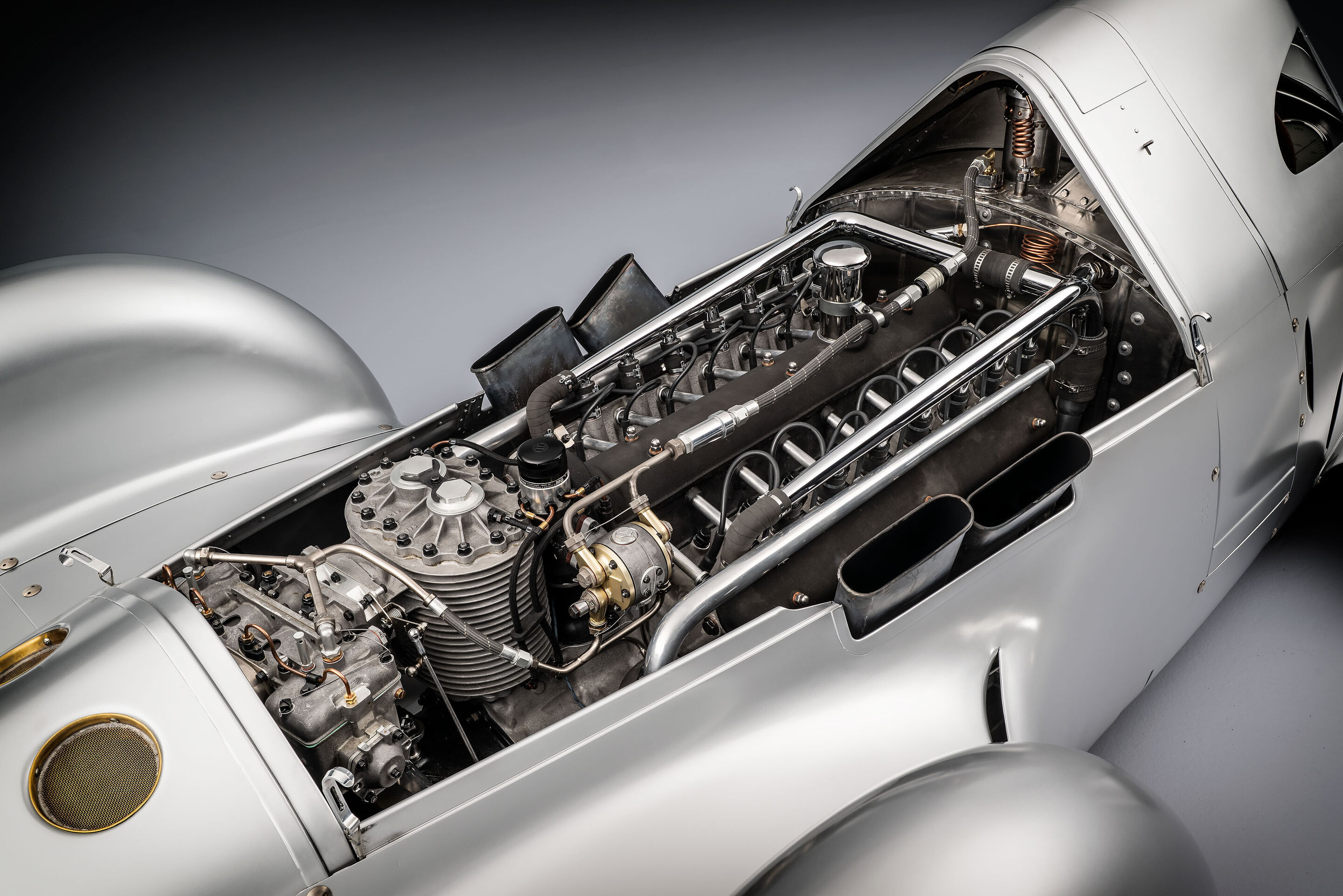 Auto Union Lucca - Audi hat den Auto Union Lucca aufbauen lassen. Nach gut dreijähriger Bauzeit wurde der Rekordwagen Anfang 2026 fertiggestellt. 
Detailaufnahme 16-Zylindermotor mit Kompressor.