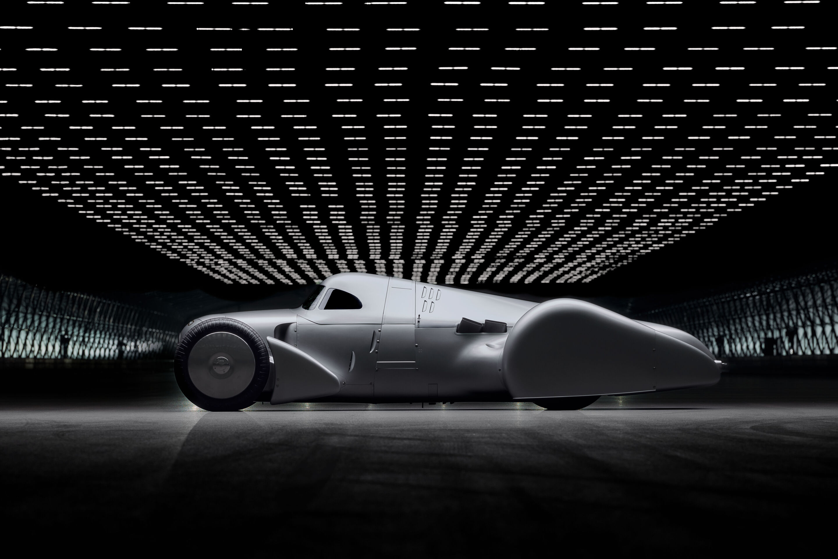 Auto Union Lucca - Audi hat den Auto Union Lucca aufbauen lassen. Nach gut dreijähriger Bauzeit wurde der Rekordwagen Anfang 2026 fertiggestellt. Studioaufnahme. Seitenansicht.