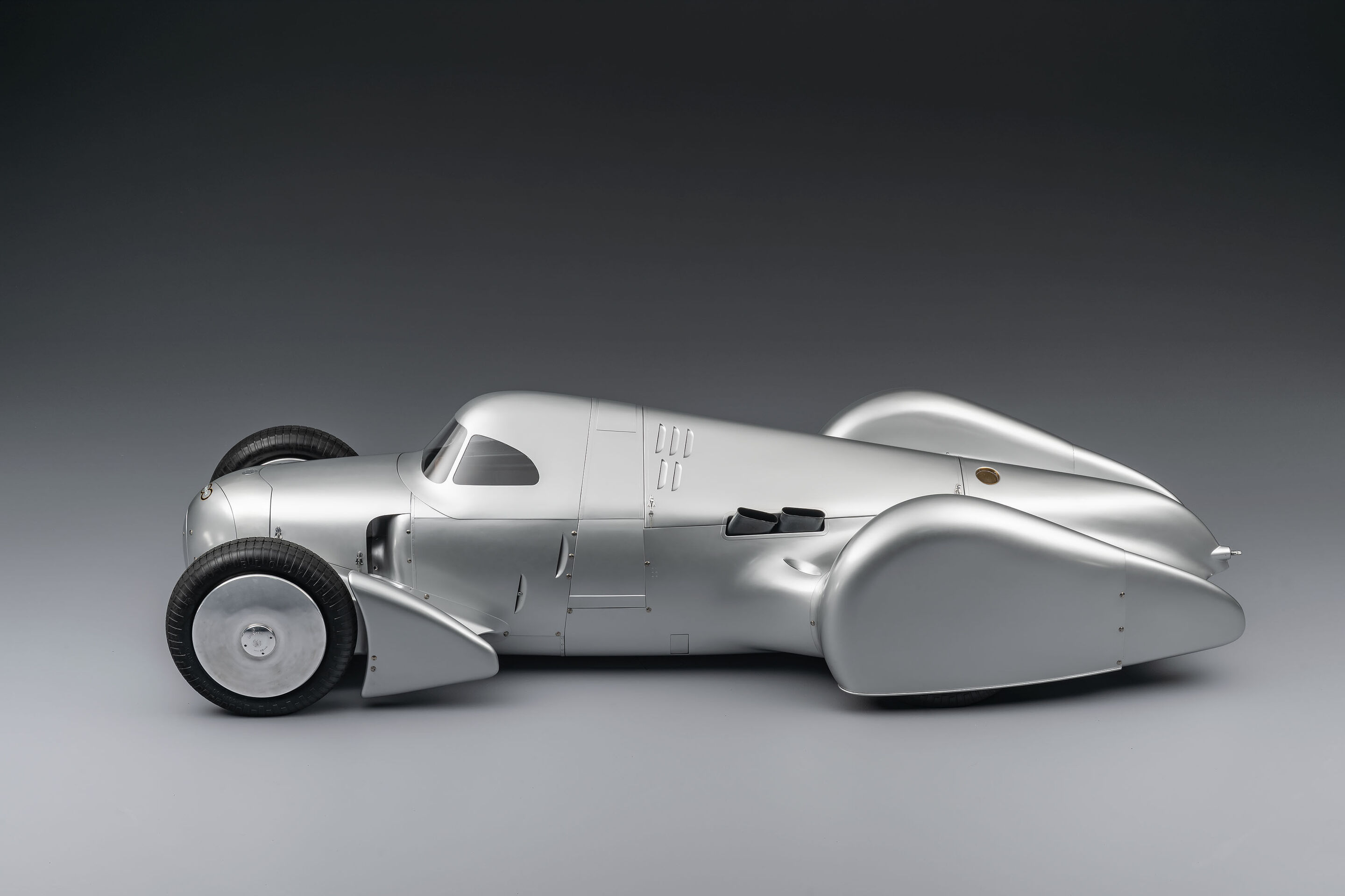 Auto Union Lucca - Audi hat den Auto Union Lucca aufbauen lassen. Nach gut dreijähriger Bauzeit wurde der Rekordwagen Anfang 2026 fertiggestellt. Studioaufnahme. Seitenansicht.