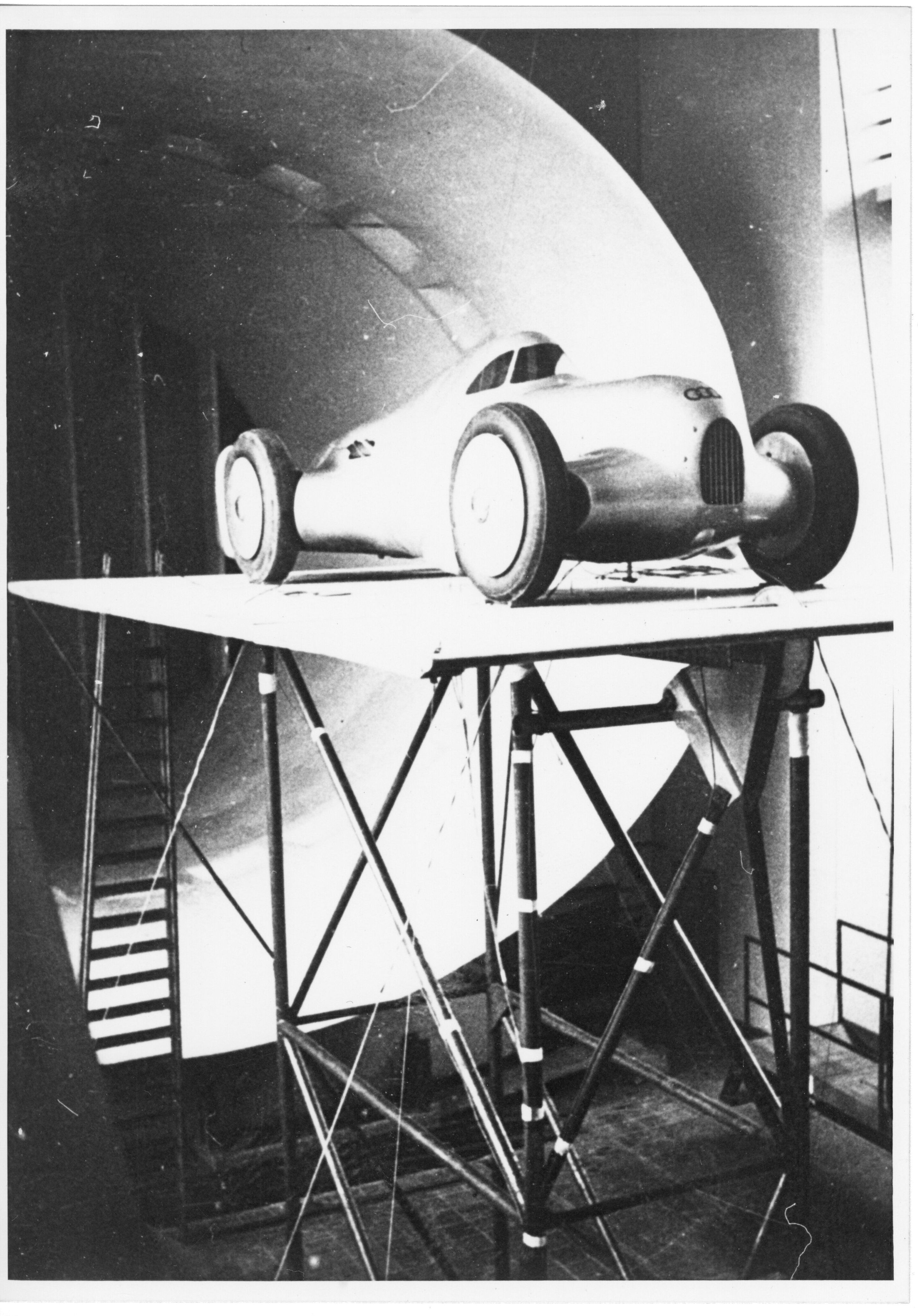 Auto Union Lucca - Die Rennsportabteilung der Auto Union geht mit dem Wagen Ende 1934 in den Windkanal der Deutschen Versuchsanstalt für Luftfahrt in Berlin-Adlershof. Die dort gewonnenen Erkenntnisse fließen in die Konstruktion des späteren Lucca-Rekordwagens...