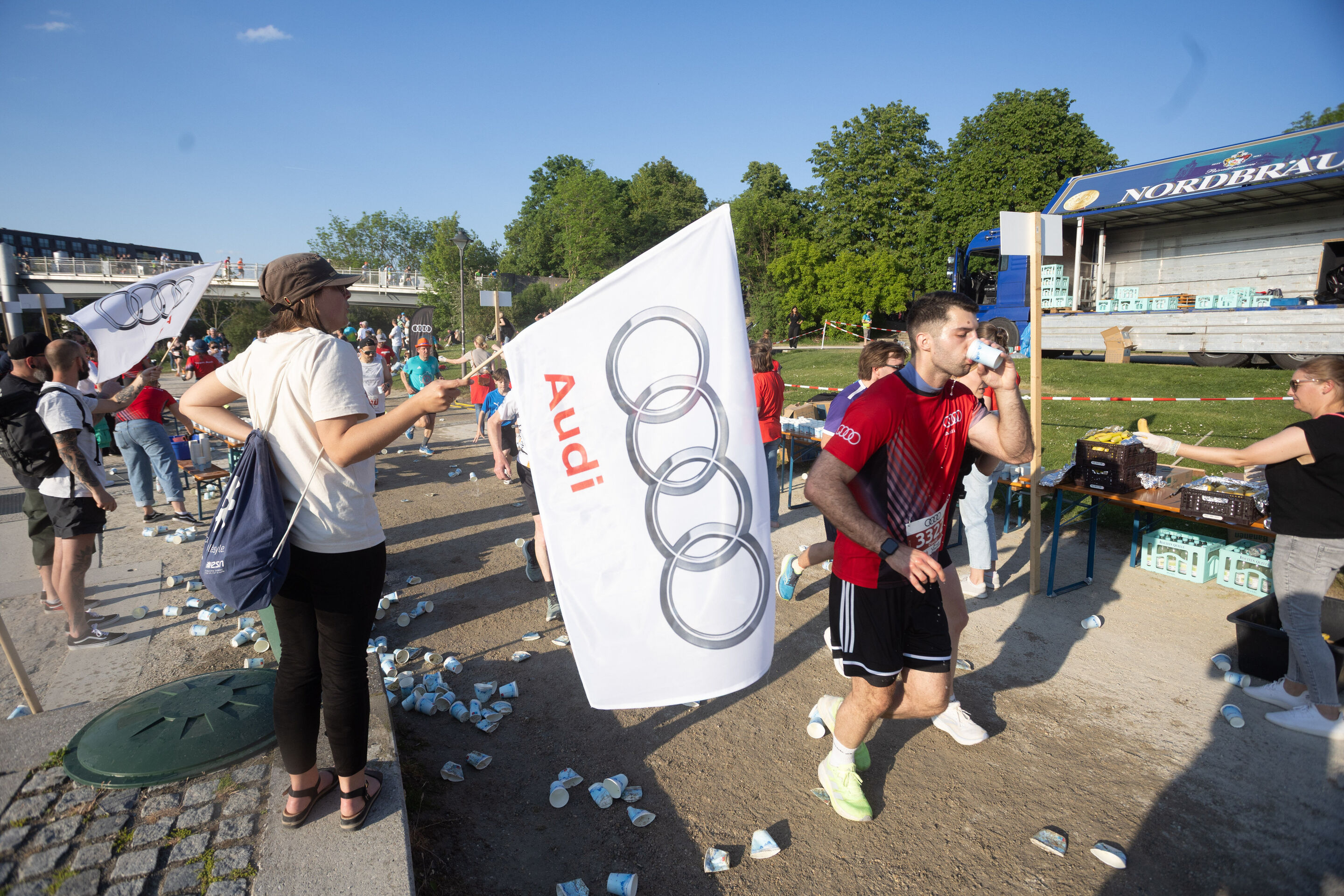 Audi supports the Ingolstadt Half Marathon - Together for “Team Audi”: Between kilometers 18 and 19, a team of employees provided refreshments for the runners of the 25th Ingolstadt Half Marathon