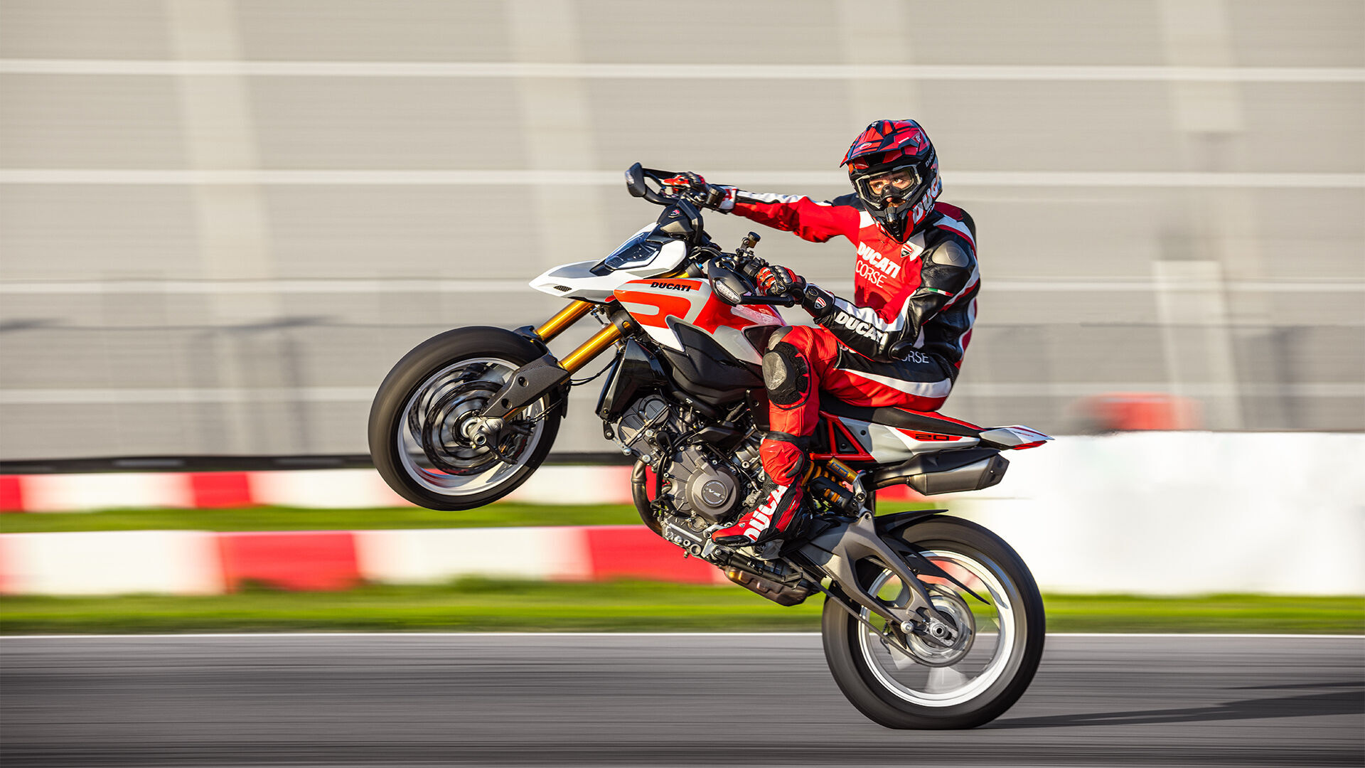 Ducati Motor Holding S.p.A. - Die vierte Generation leistet 120 PS und ist die leichteste und kompakteste Hypermotard aller Zeiten.