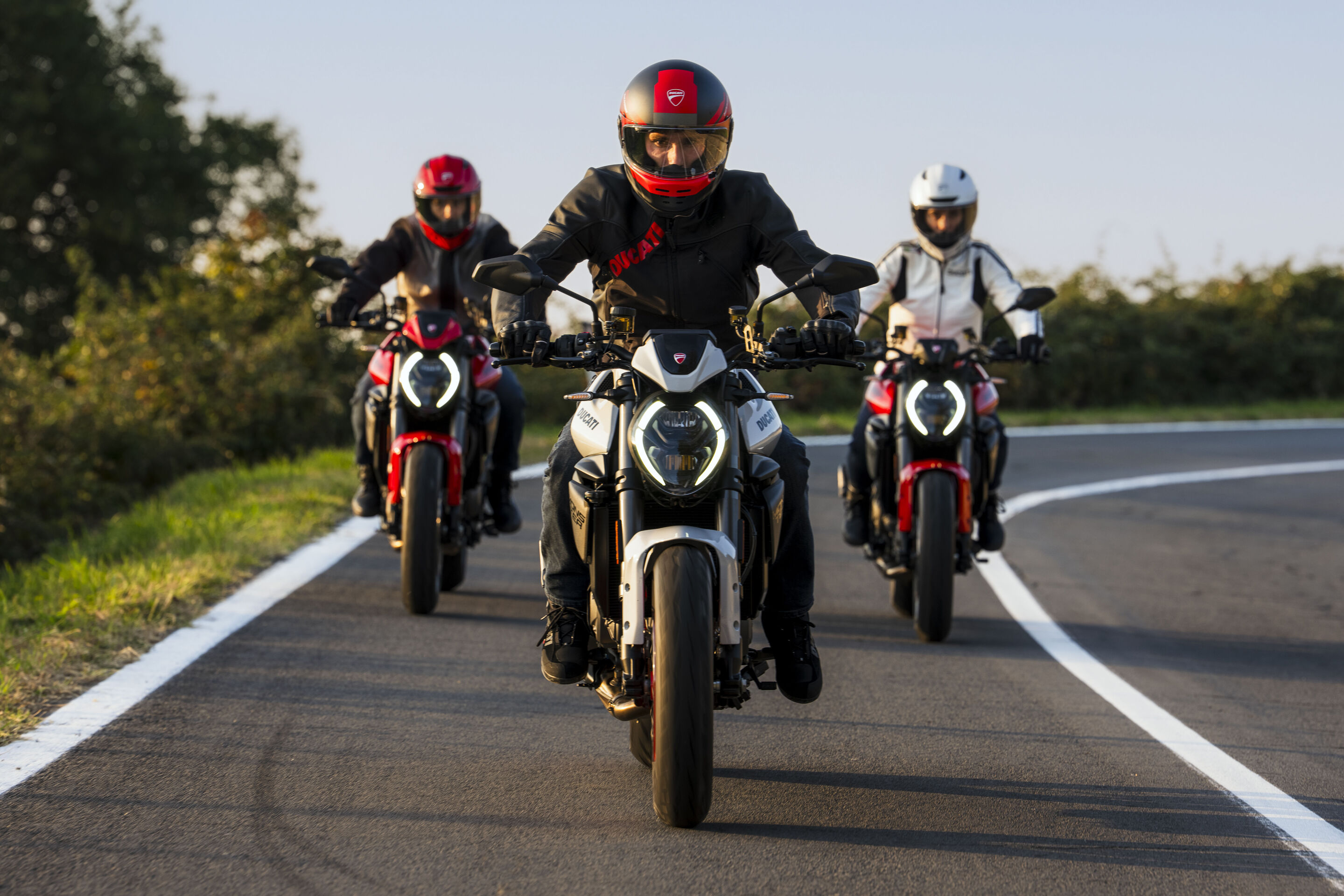 Ducati Motor Holding S.p.A. - Wer an Ducati denkt, denkt unwillkürlich an die Monster. In der 5. Generation präsentiert sich das Nacked Bike mit frischem Design, neuem V2-Twin-Motor und modernster elektronischer Ausstattung.