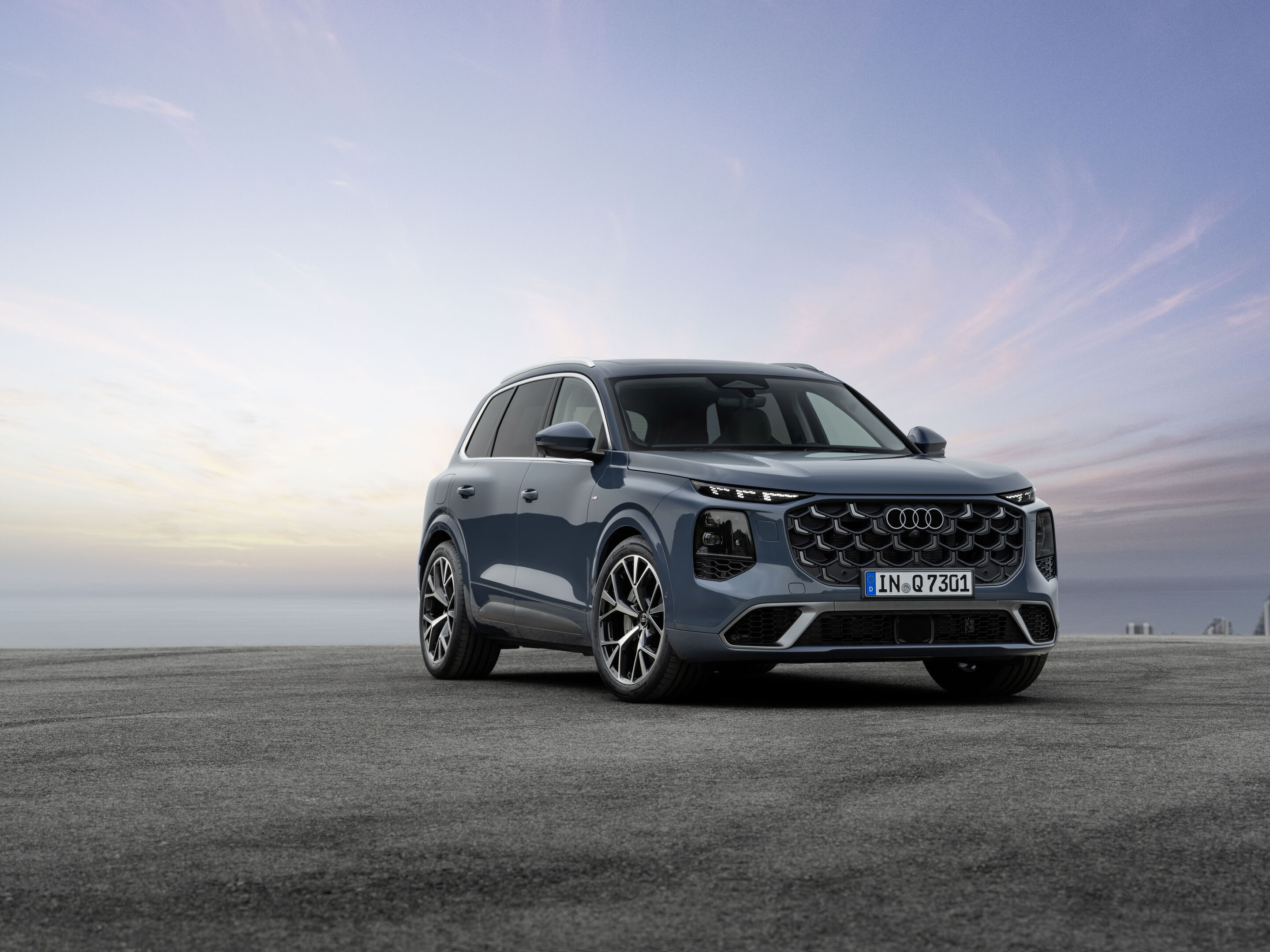 Audi Q7 SUV - Alopias blue metallic, static photo, exterior, three-quarter front view
