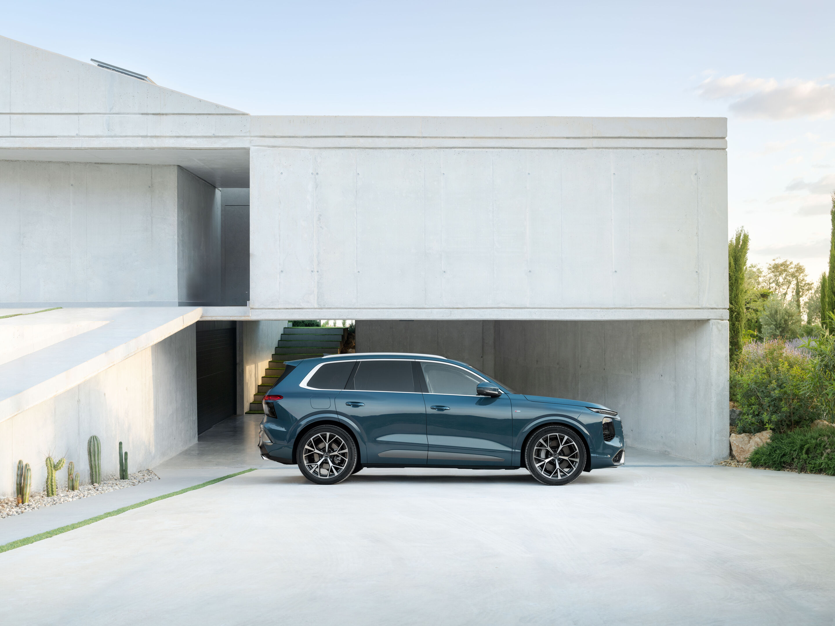 Audi Q7 SUV - Alopias blue metallic, static photo, exterior, side view