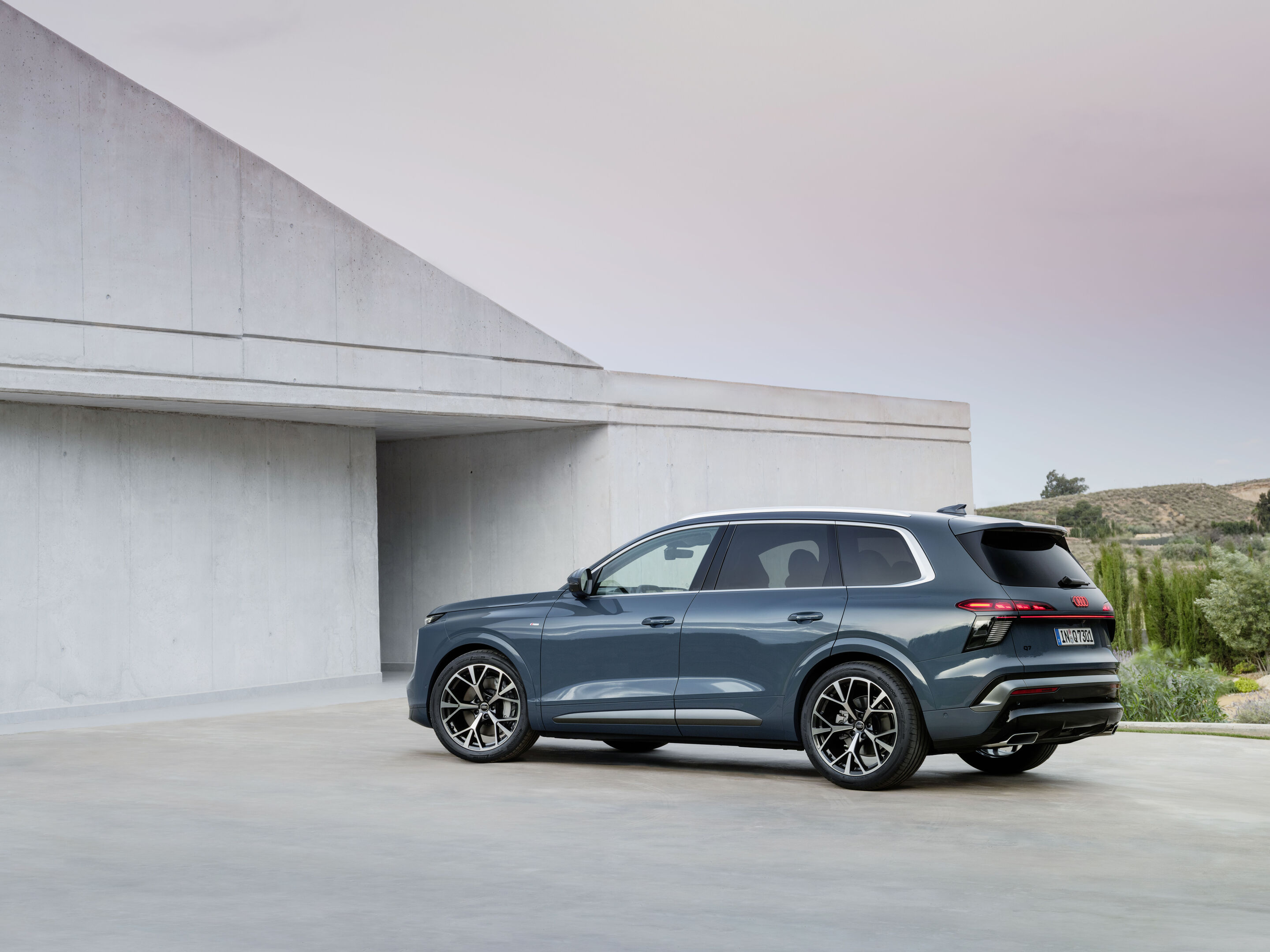 Audi Q7 SUV - Alopias blue metallic, static photo, exterior, side view