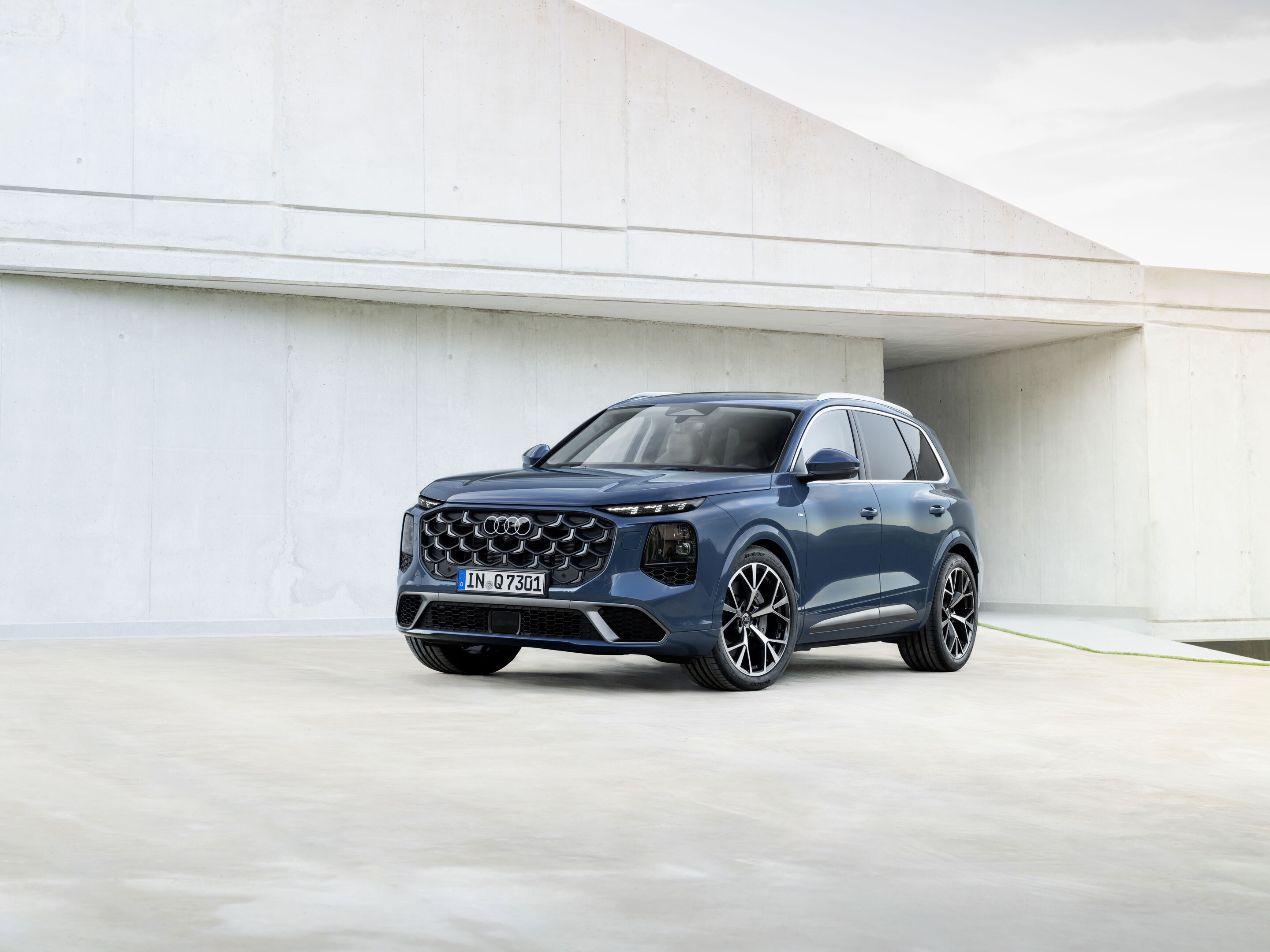 Audi Q7 SUV - Alopias blue metallic, static photo, exterior, three-quarter front view