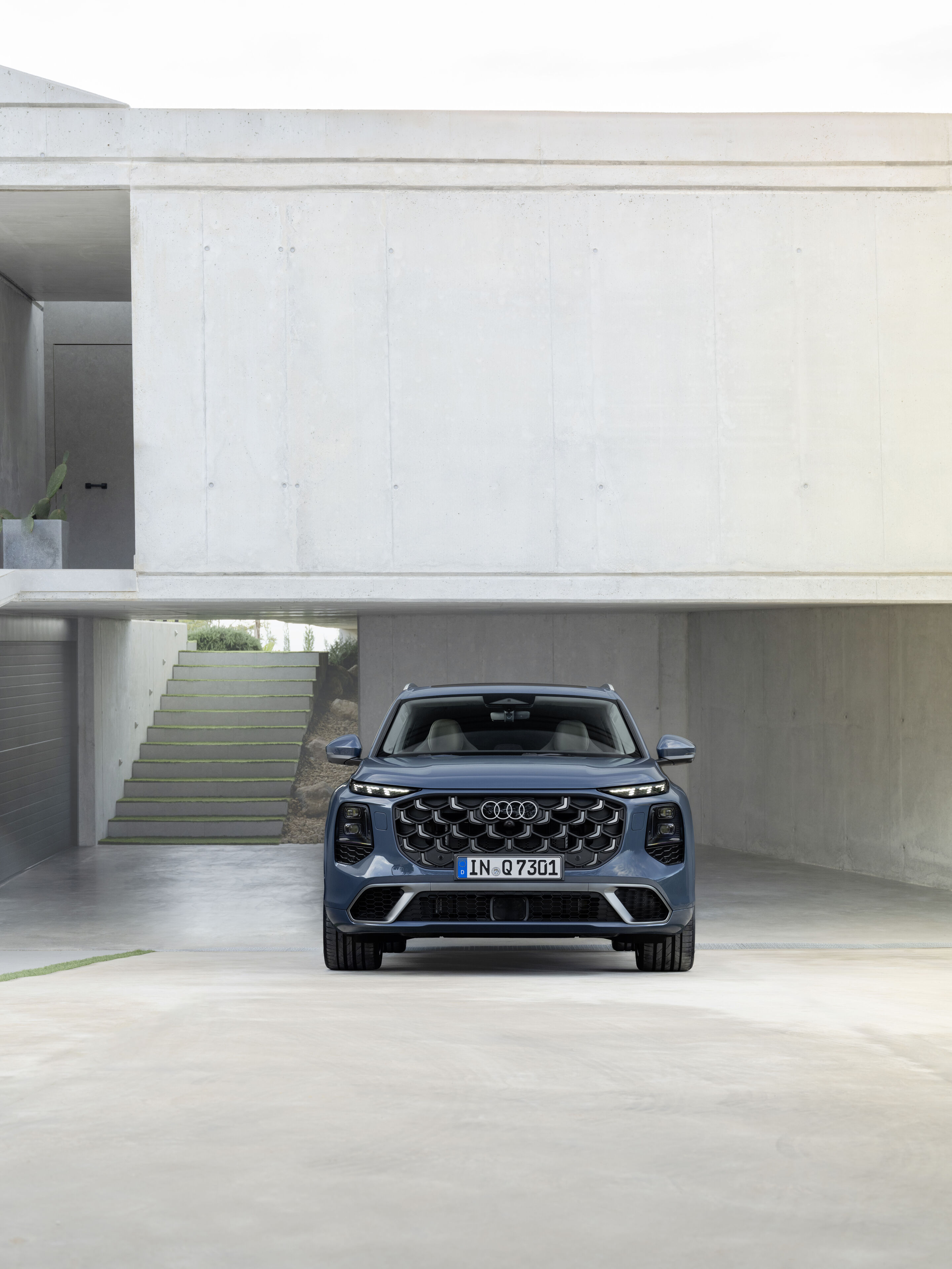 Audi Q7 SUV - Alopias blue metallic, static photo, exterior, front view