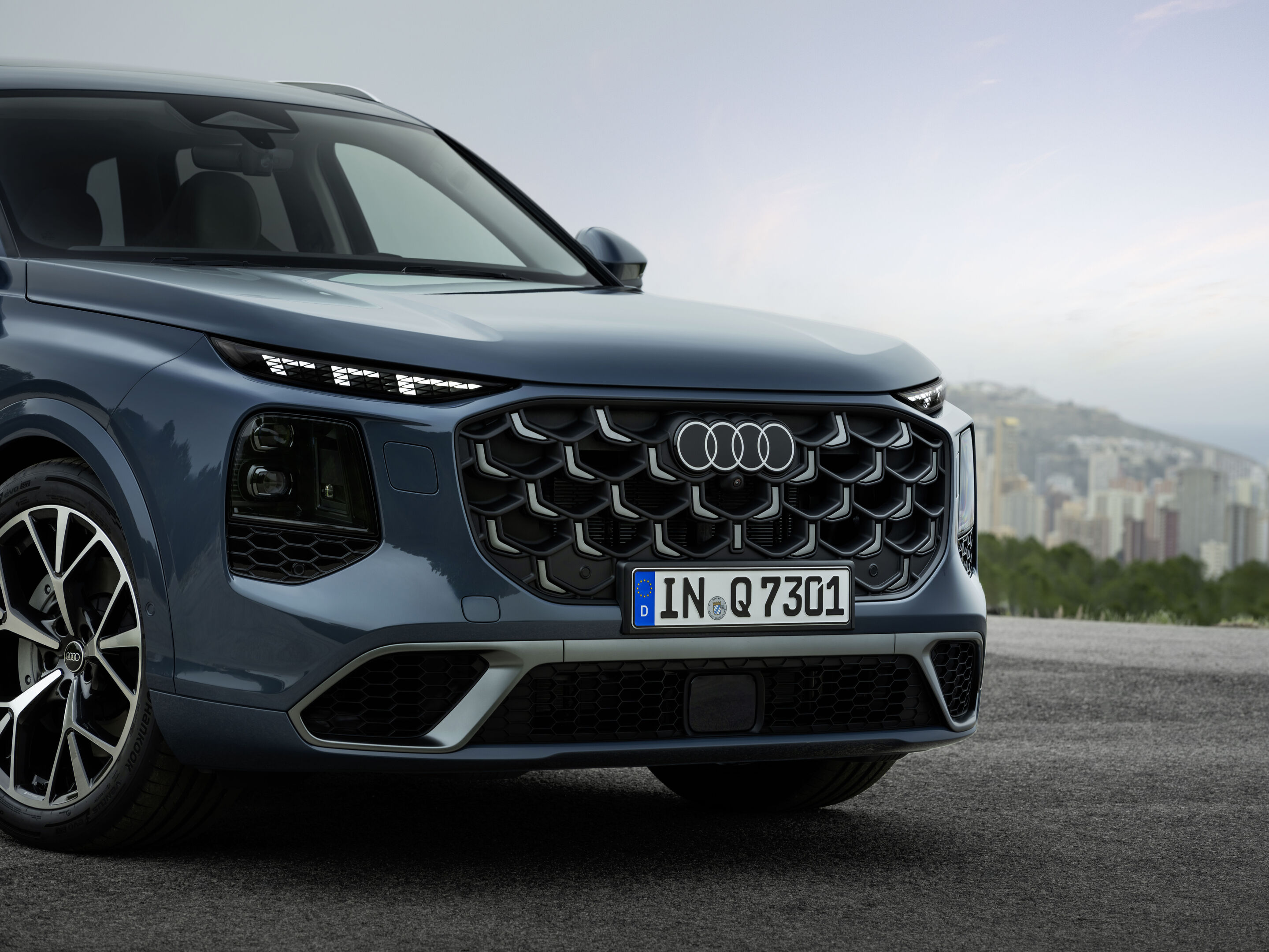 Audi Q7 SUV - Alopias blue metallic, static photo, exterior, three-quarter front view