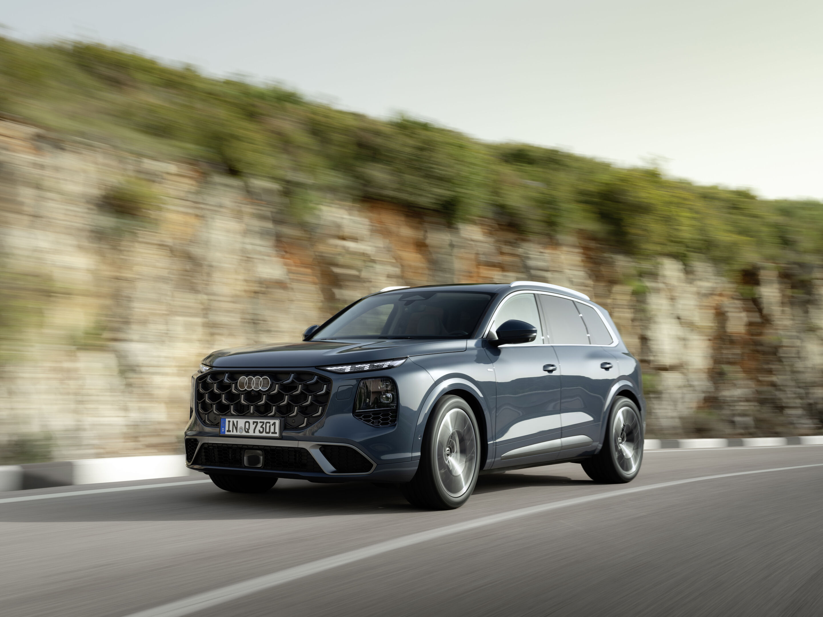 Audi Q7 SUV - Alopias blue metallic, dynamic photo, exterior, three-quarter front view