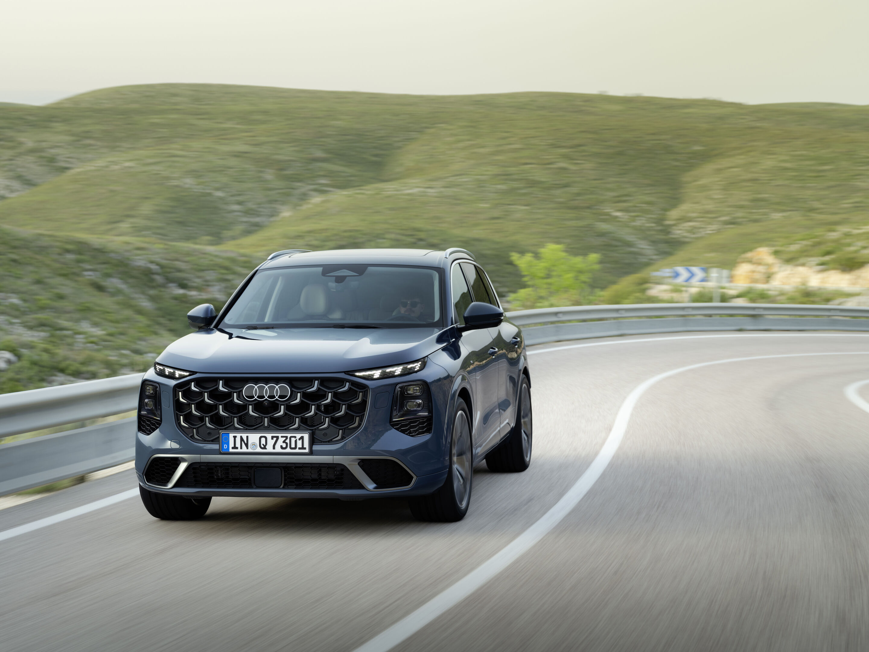 Audi Q7 SUV - Alopias blue metallic, dynamic photo, exterior, front view