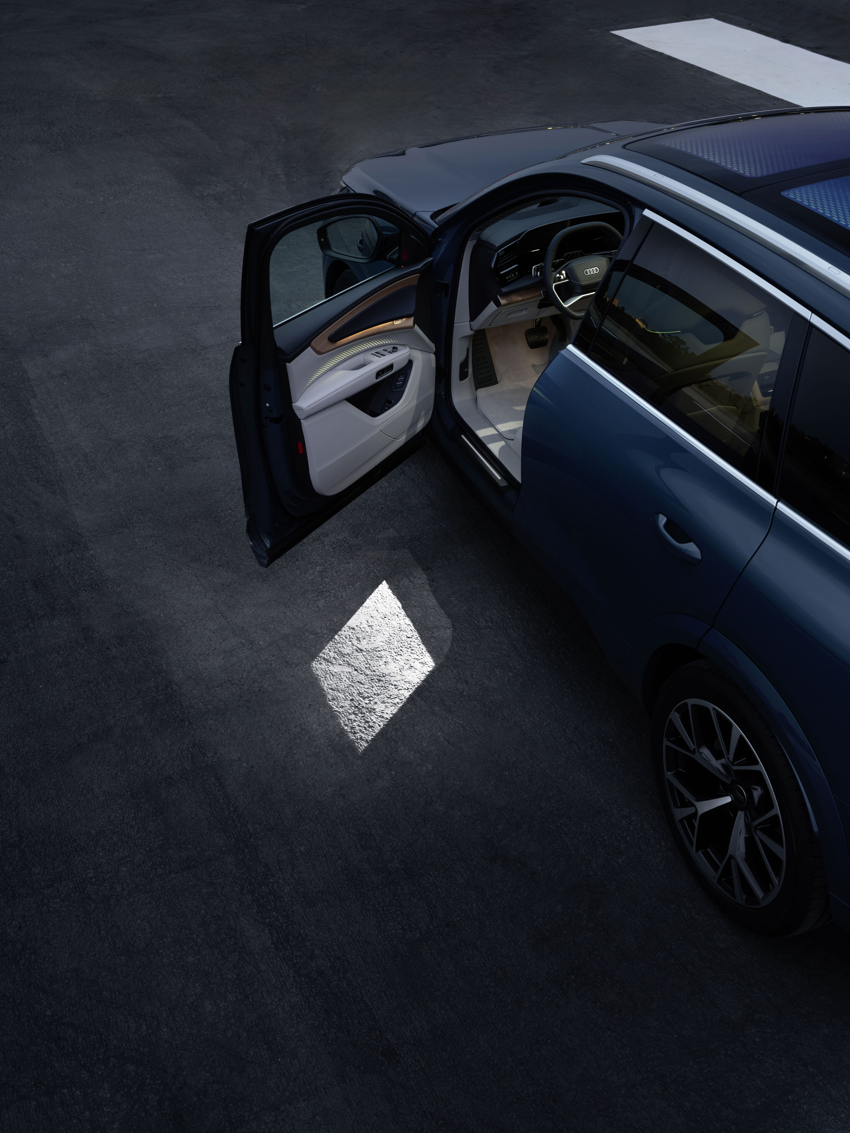 Audi Q7 SUV - Alopiasblau Metallic, Standaufnahme, Exterieur, Seitenansicht, Lichtinszenierung

Das Panorama-Schiebedach mit schaltbarer Transparenz und Lichtinszenierung ist zum Start des Vorverkaufs noch nicht verfügbar. Über den genauen Termin informieren...