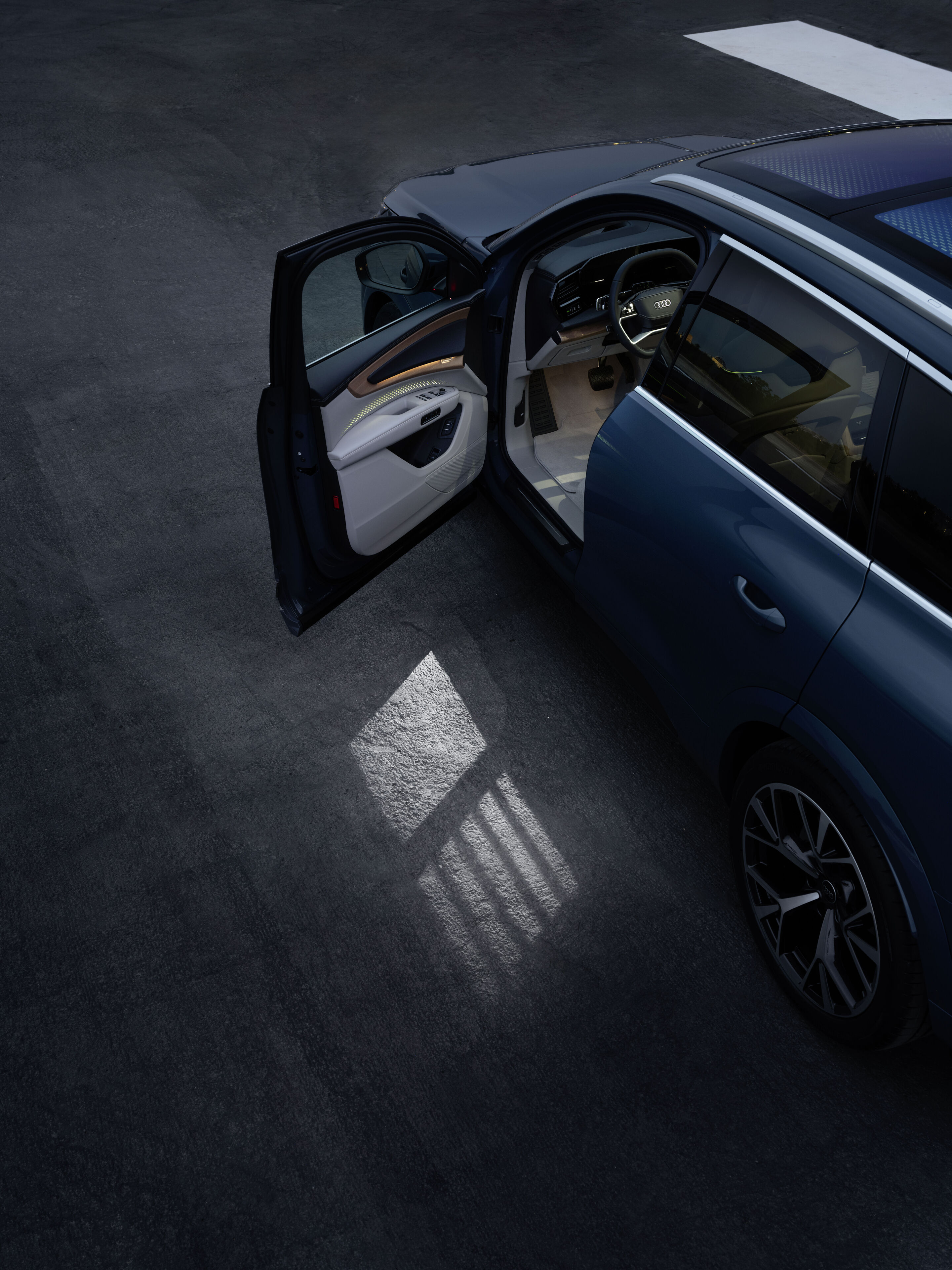 Audi Q7 SUV - Alopiasblau Metallic, Standaufnahme, Exterieur, Seitenansicht, Lichtinszenierung

Das Panorama-Schiebedach mit schaltbarer Transparenz und Lichtinszenierung ist zum Start des Vorverkaufs noch nicht verfügbar. Über den genauen Termin informieren...