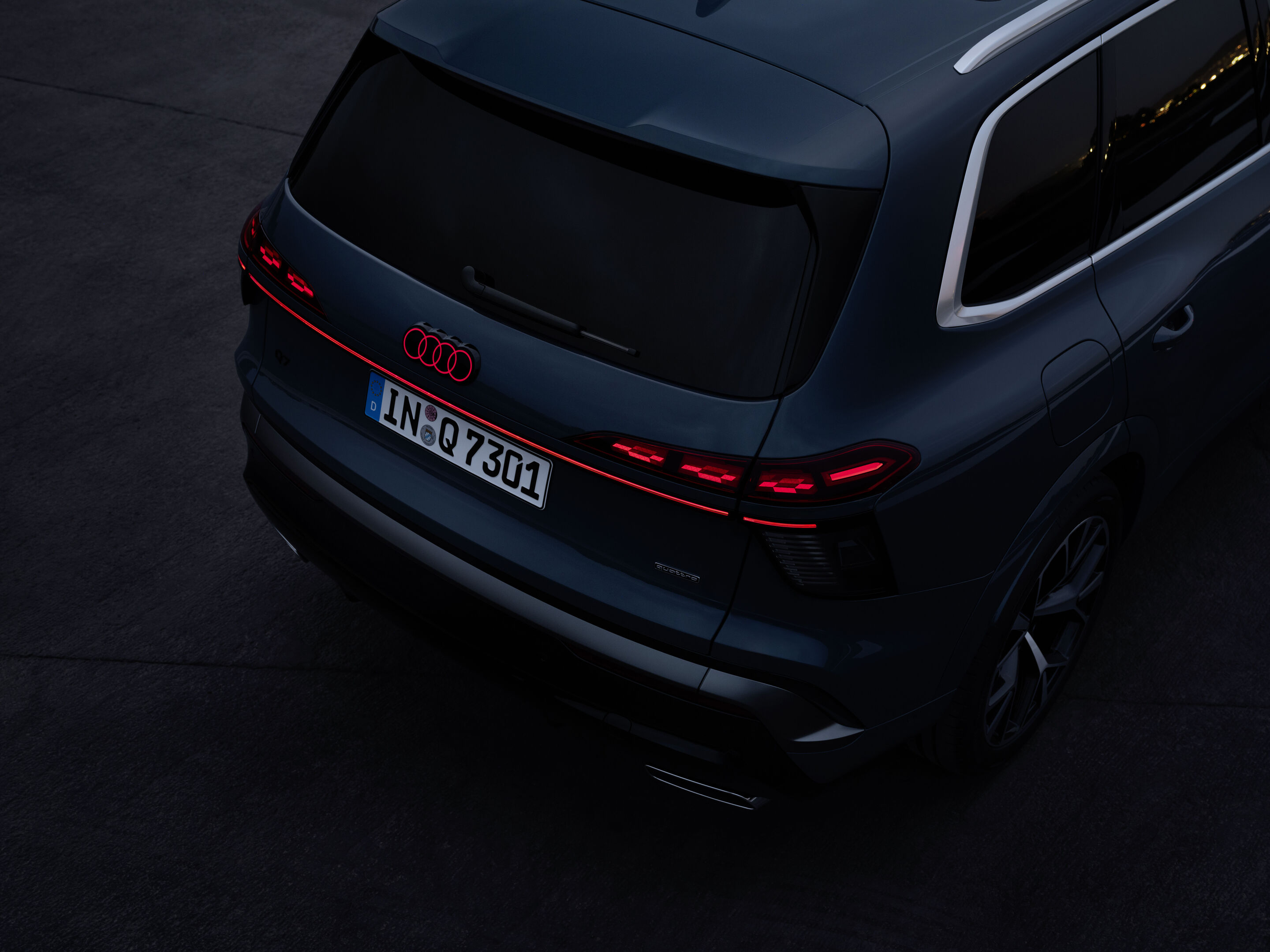 Audi Q7 SUV - Alopiasblau Metallic, Standaufnahme, Exterieur, Vogelperspektive Heck