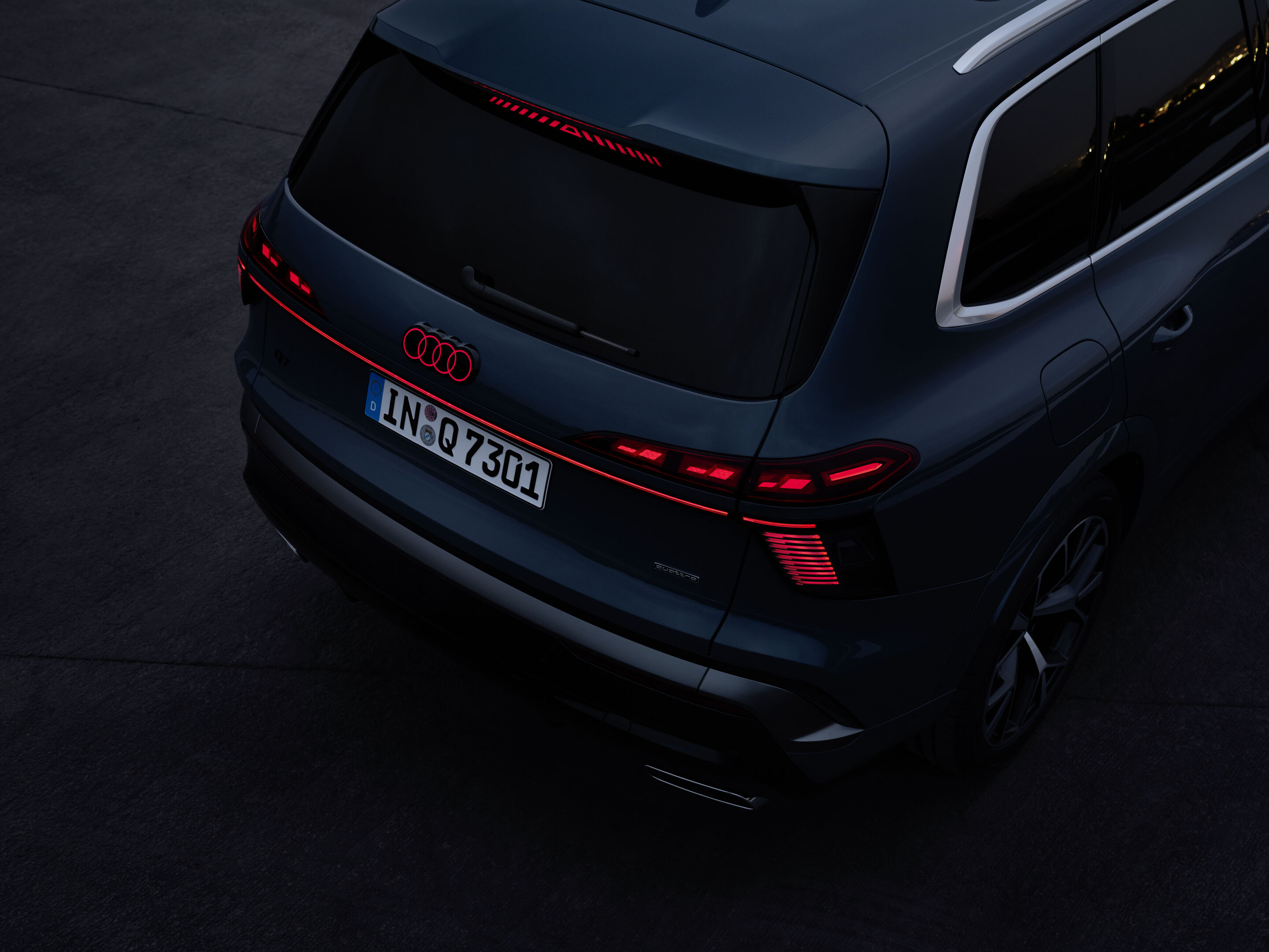 Audi Q7 SUV - Alopiasblau Metallic, Standaufnahme, Exterieur, Vogelperspektive Heck