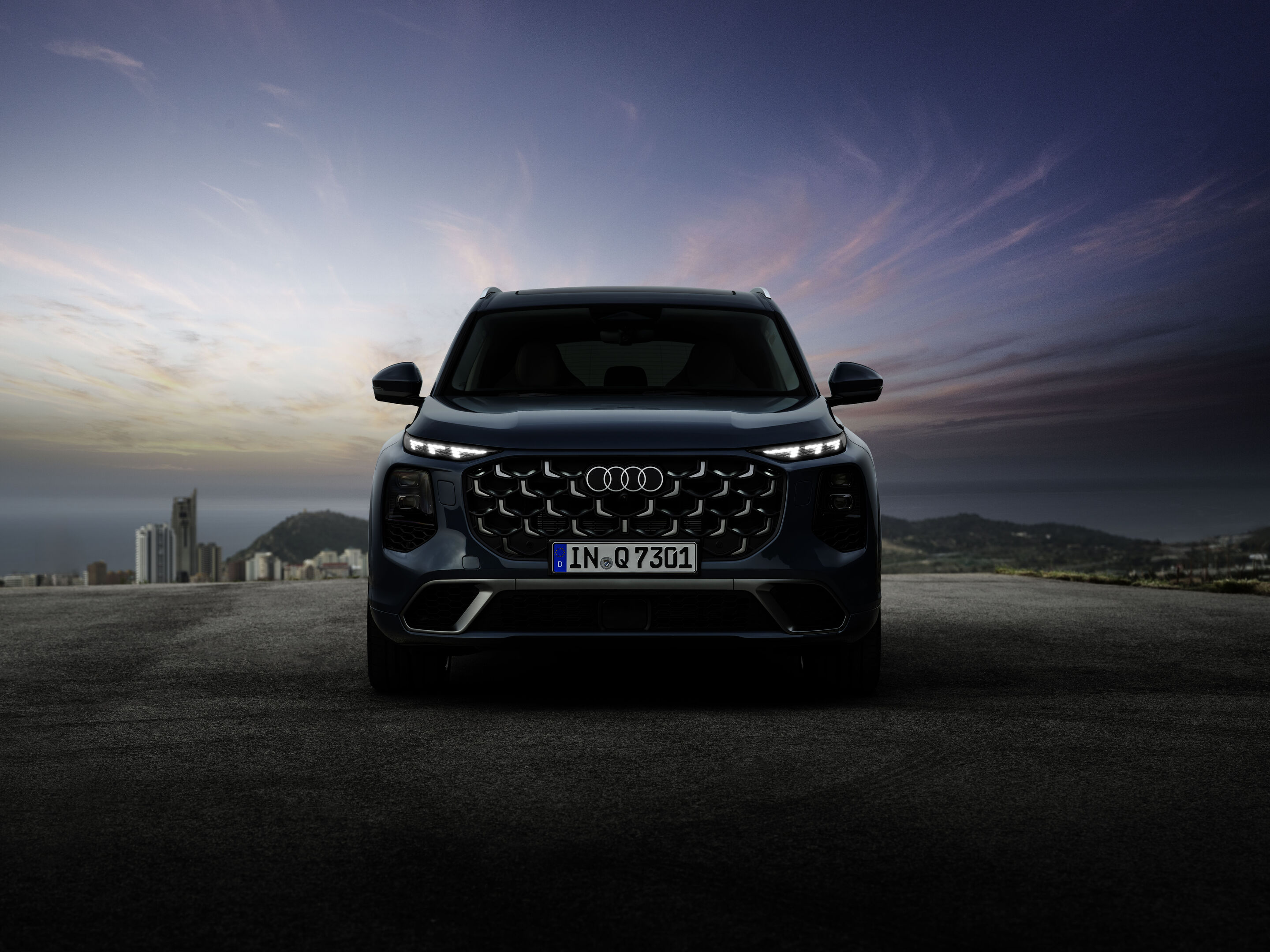 Audi Q7 SUV - Alopias blue metallic, static photo, exterior, front view