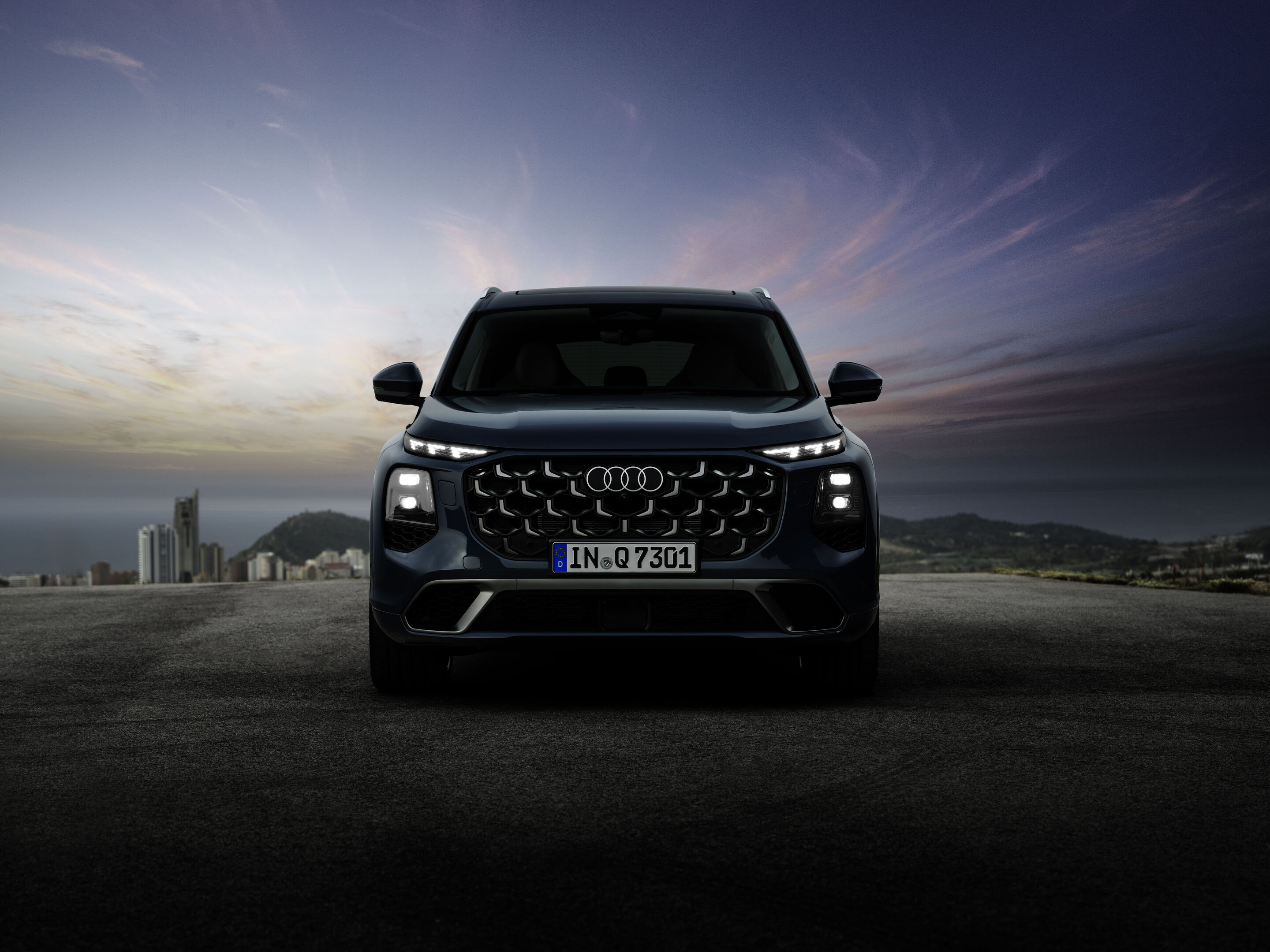 Audi Q7 SUV - Alopias blue metallic, static photo, exterior, front view