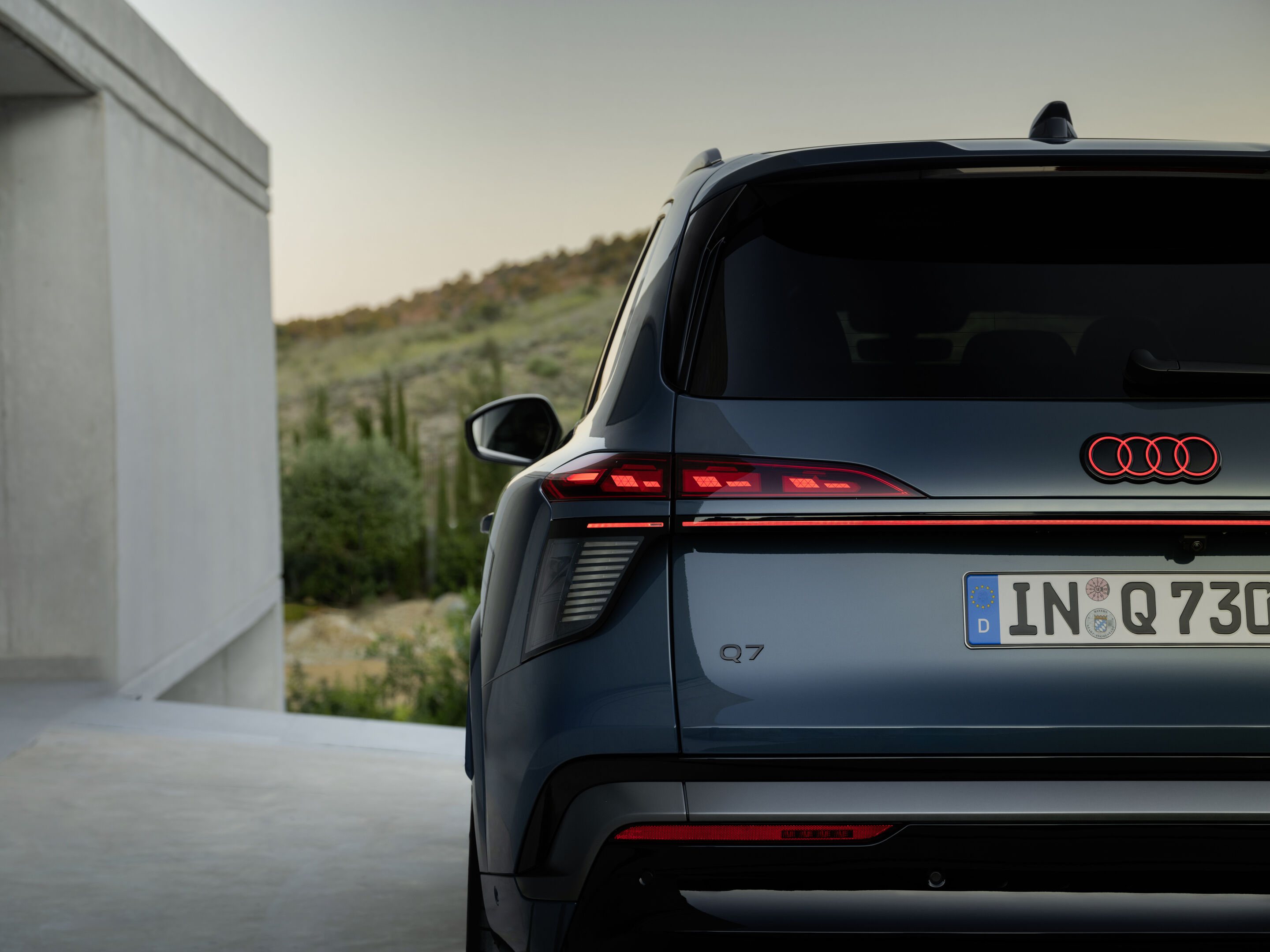 Audi Q7 SUV - Alopias blue metallic, static photo, exterior, rear view, digital OLED rear lights