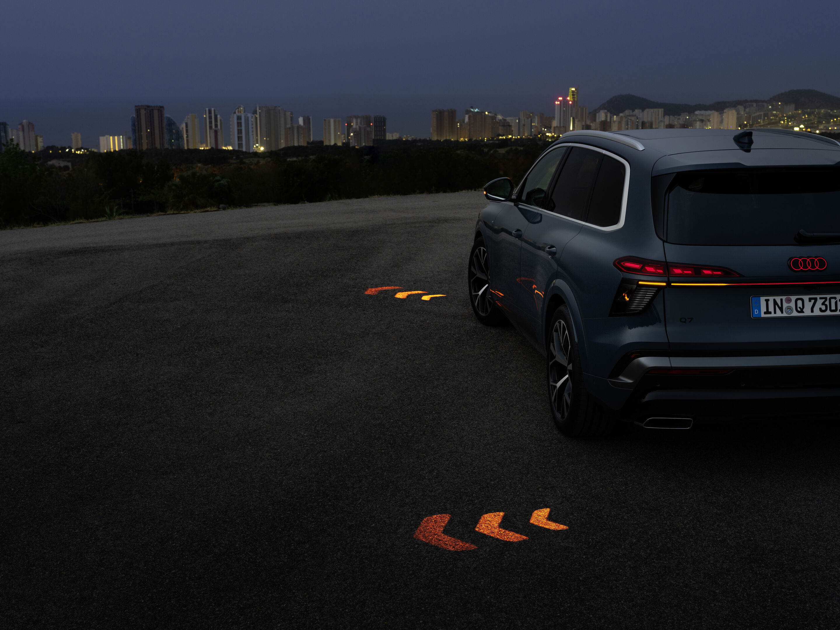 Audi Q7 SUV - Alopiasblau Metallic, Standaufnahme, Exterieur, Dreiviertelheckansicht, erweitertes Blinklicht