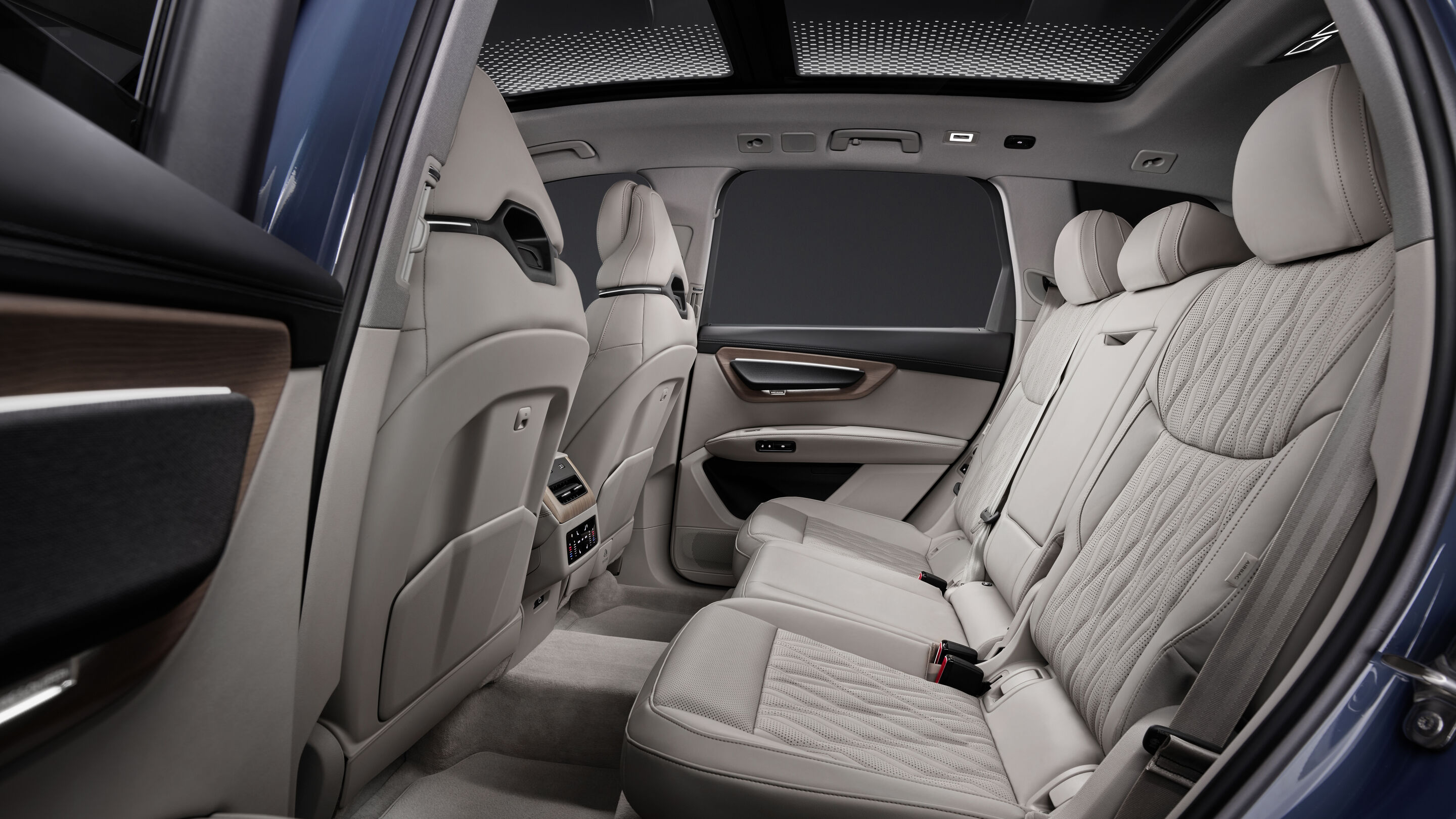 Audi Q7 SUV - Alopiasblau Metallic, Studioaufnahme, Interieur, Sitzreihe hinten

Das Panorama-Schiebedach mit schaltbarer Transparenz und Lichtinszenierung ist zum Start des Vorverkaufs noch nicht verfügbar. Über den genauen Termin informieren Sie sich...