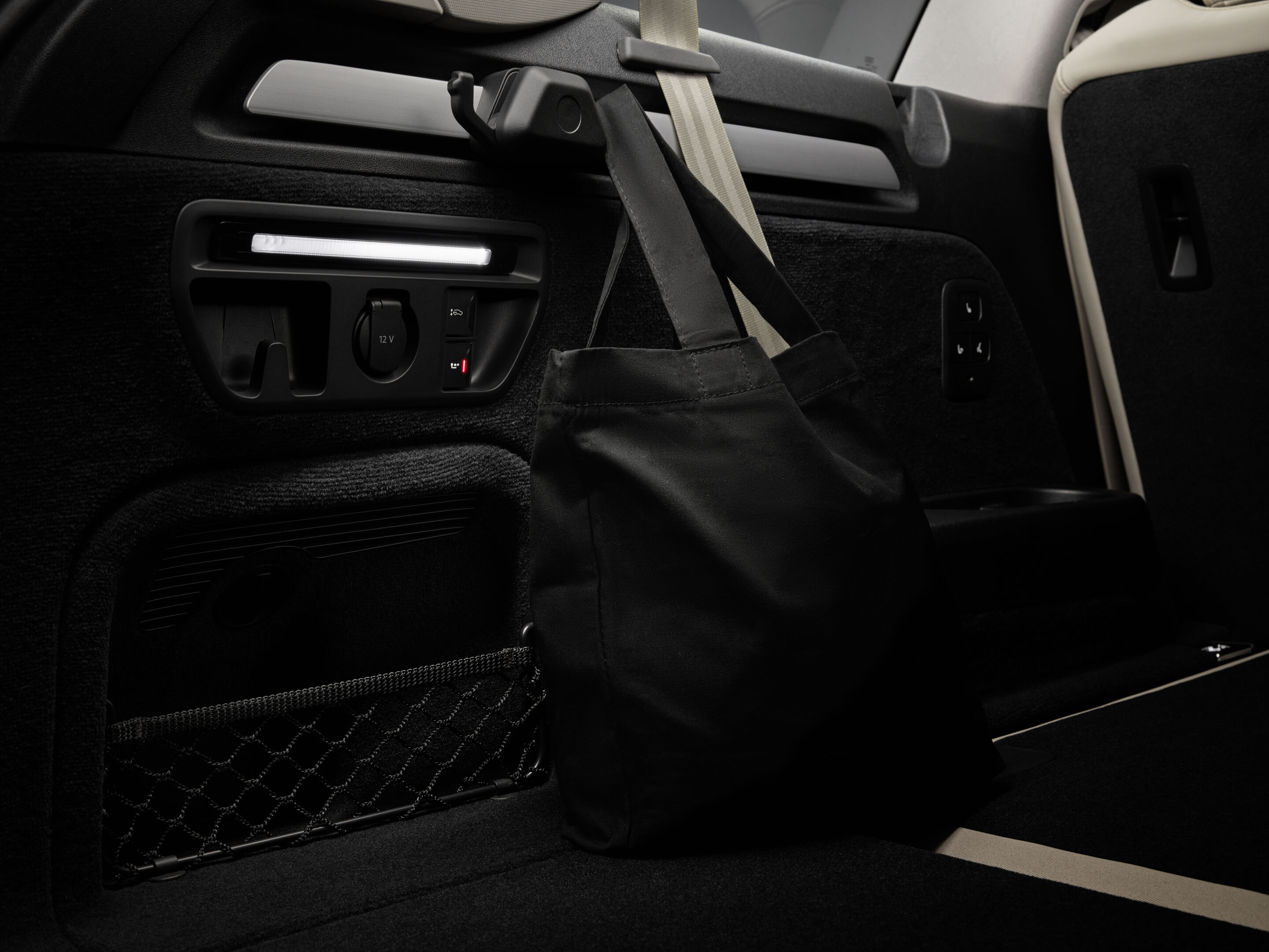 Audi Q7 SUV - Alopiasblau Metallic, Studioaufnahme, Interieur, Schienensystem Kofferraum