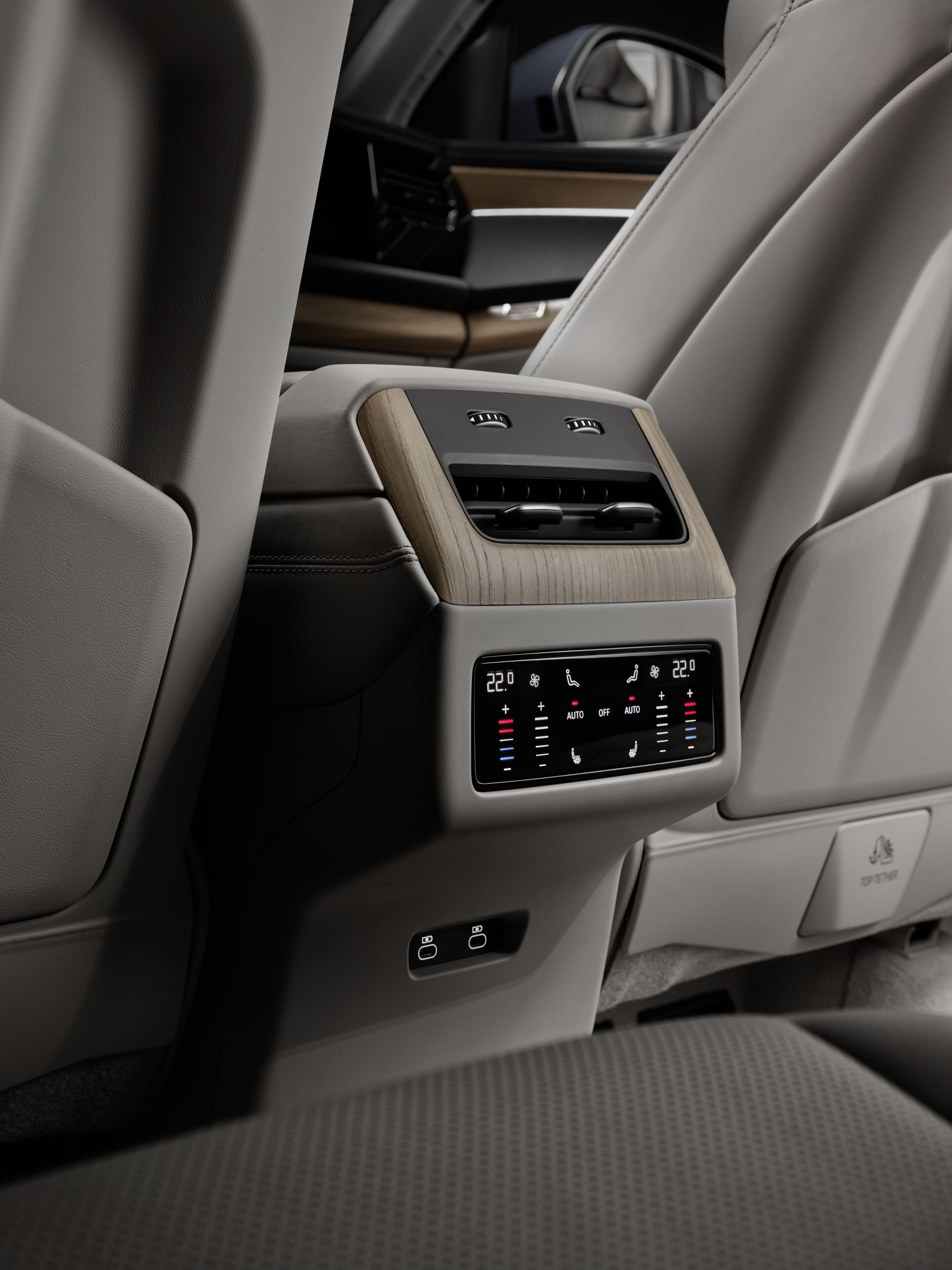 Audi Q7 SUV - Alopiasblau Metallic, Studioaufnahme, Interieur, Mittelkonsole Rückansicht