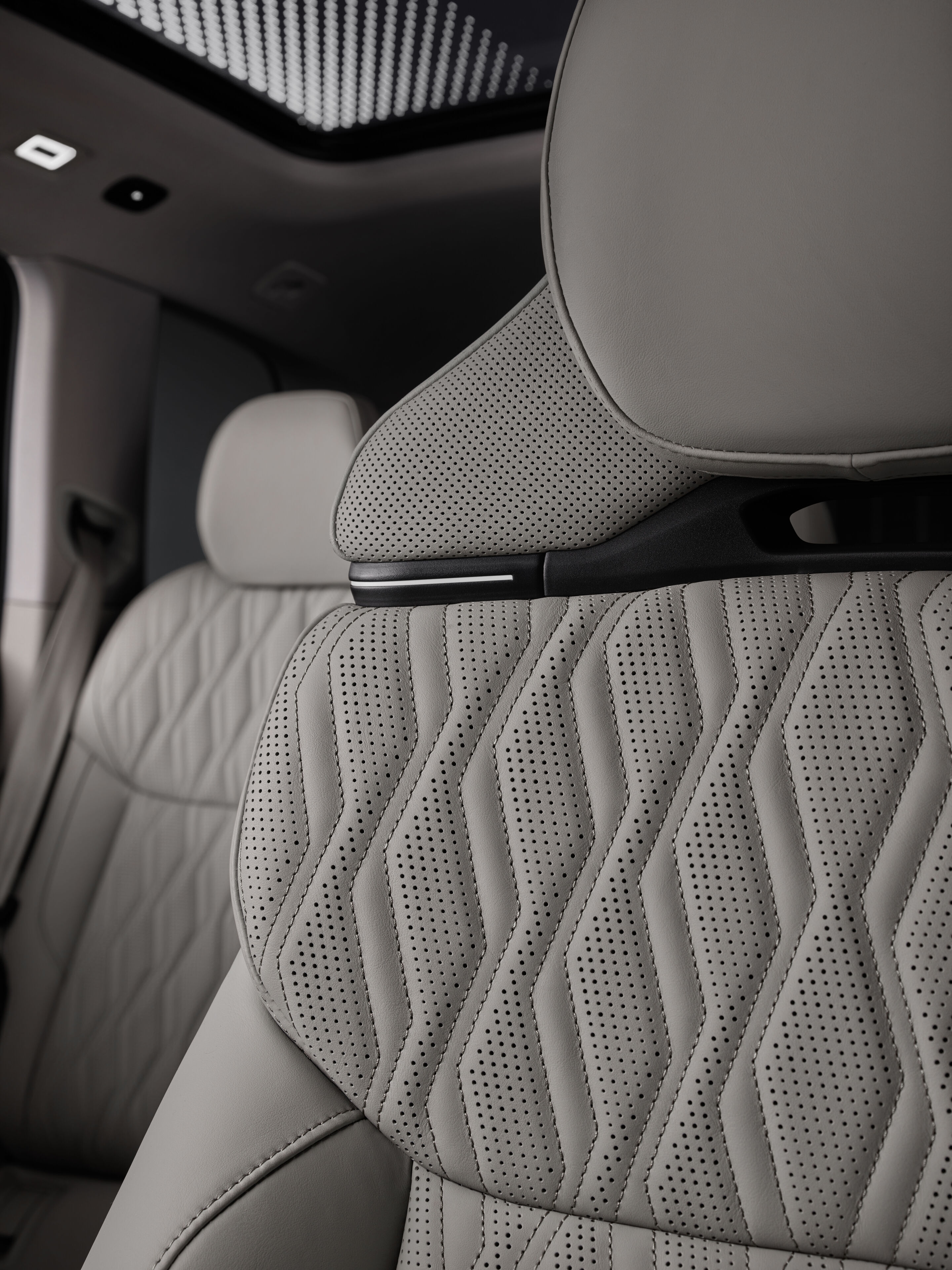 Audi Q7 SUV - Alopiasblau Metallic, Studioaufnahme, Interieur, Sitze

Das Panorama-Schiebedach mit schaltbarer Transparenz und Lichtinszenierung ist zum Start des Vorverkaufs noch nicht verfügbar. Über den genauen Termin informieren Sie sich bitte bei...