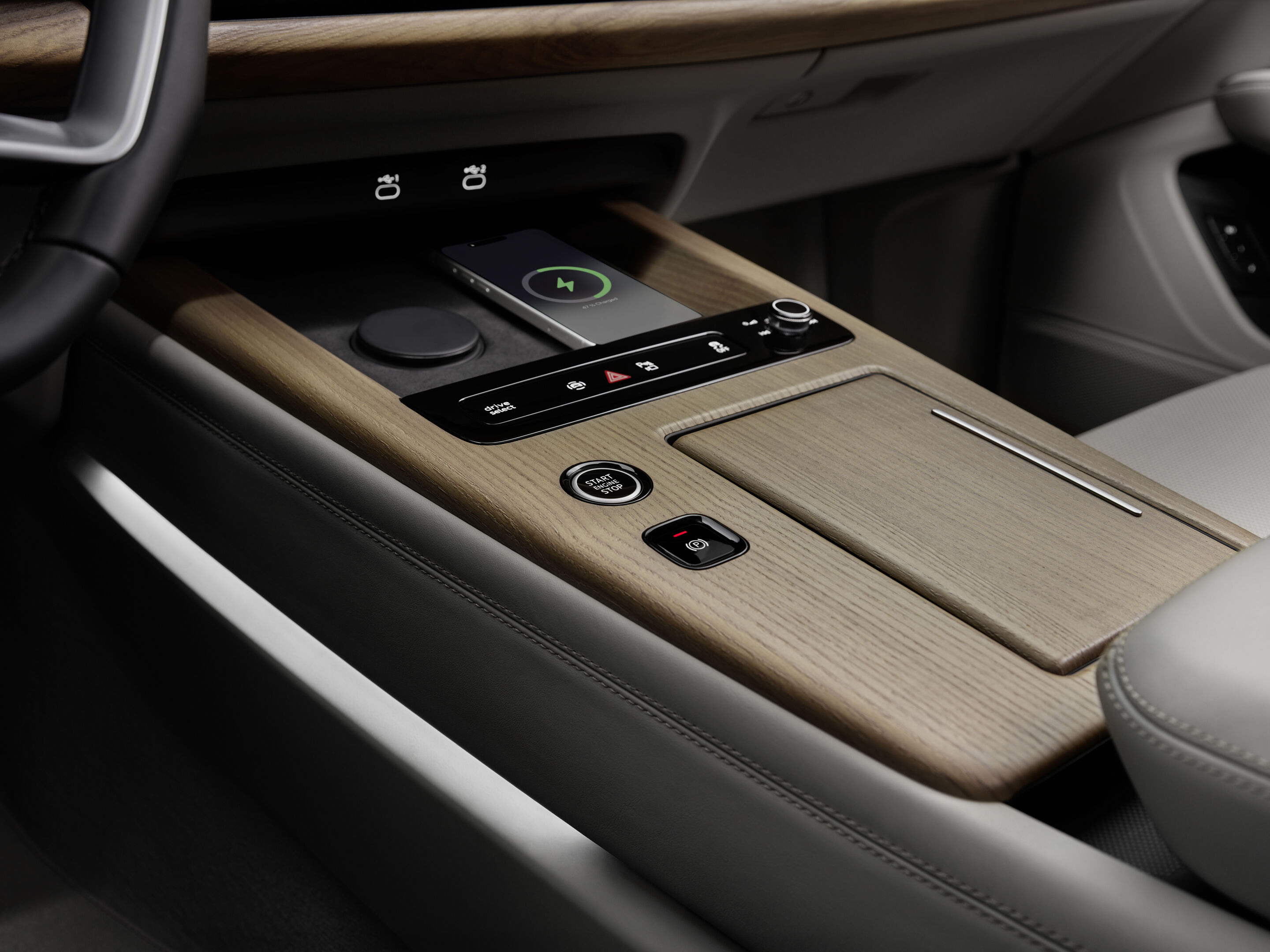 Audi Q7 SUV - Alopiasblau Metallic, Studioaufnahme, Interieur, Mittelkonsole